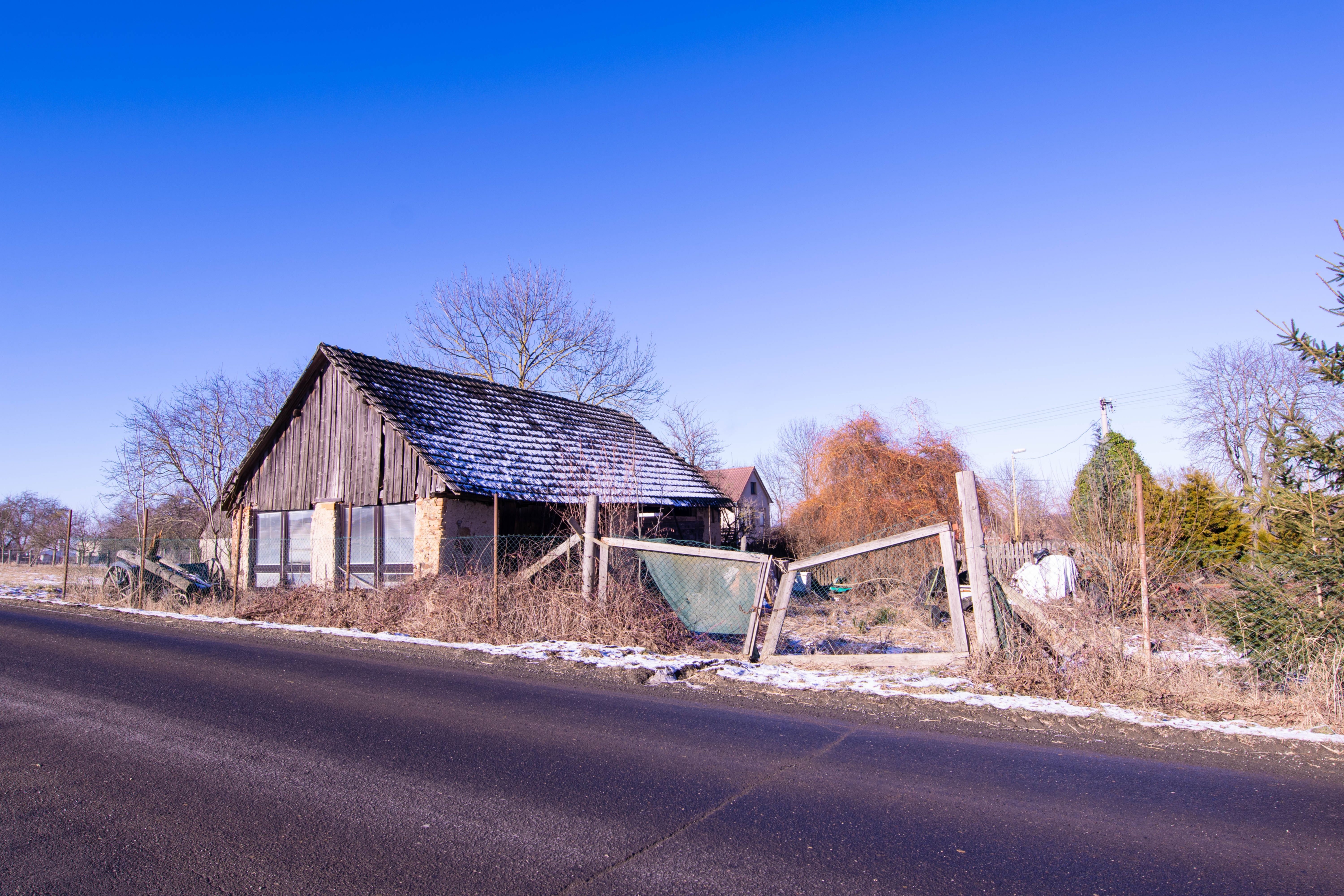 S výhradním svolením majitele Vám přinášíme příležitost stát se vlastníkem hospodářského stavení s obrovským potenciálem pro budoucí využití. Tato nemovitost se nachází v klidné lokalitě Dolní Kralovice, v okresu Benešov a nabízí kombinaci komfortu venkovského života  s možnostmi, které uspokojí i ty nejnáročnější představy.

