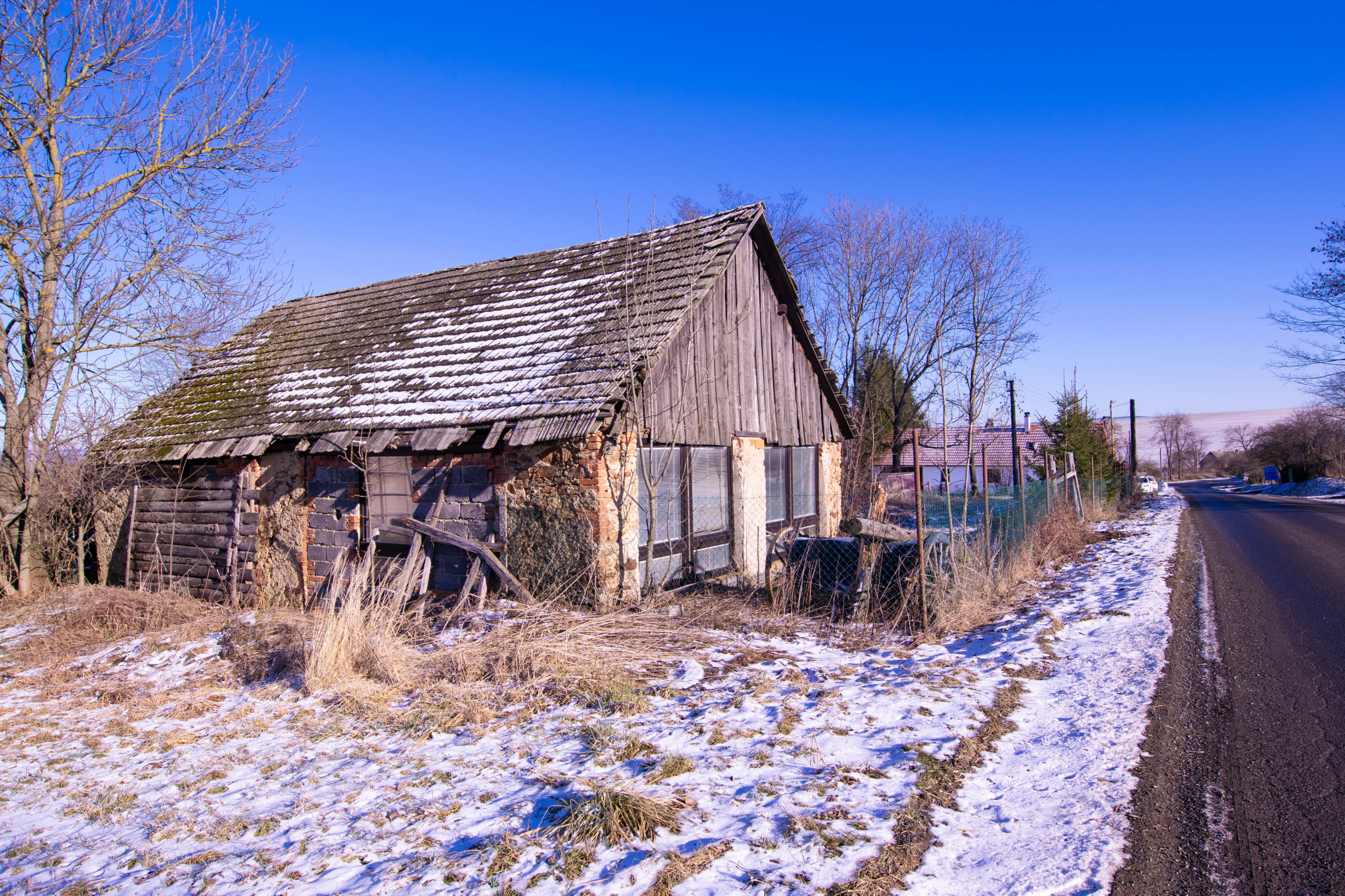 S výhradním svolením majitele Vám přinášíme příležitost stát se vlastníkem hospodářského stavení s obrovským potenciálem pro budoucí využití. Tato nemovitost se nachází v klidné lokalitě Dolní Kralovice, v okresu Benešov a nabízí kombinaci komfortu venkovského života  s možnostmi, které uspokojí i ty nejnáročnější představy.

