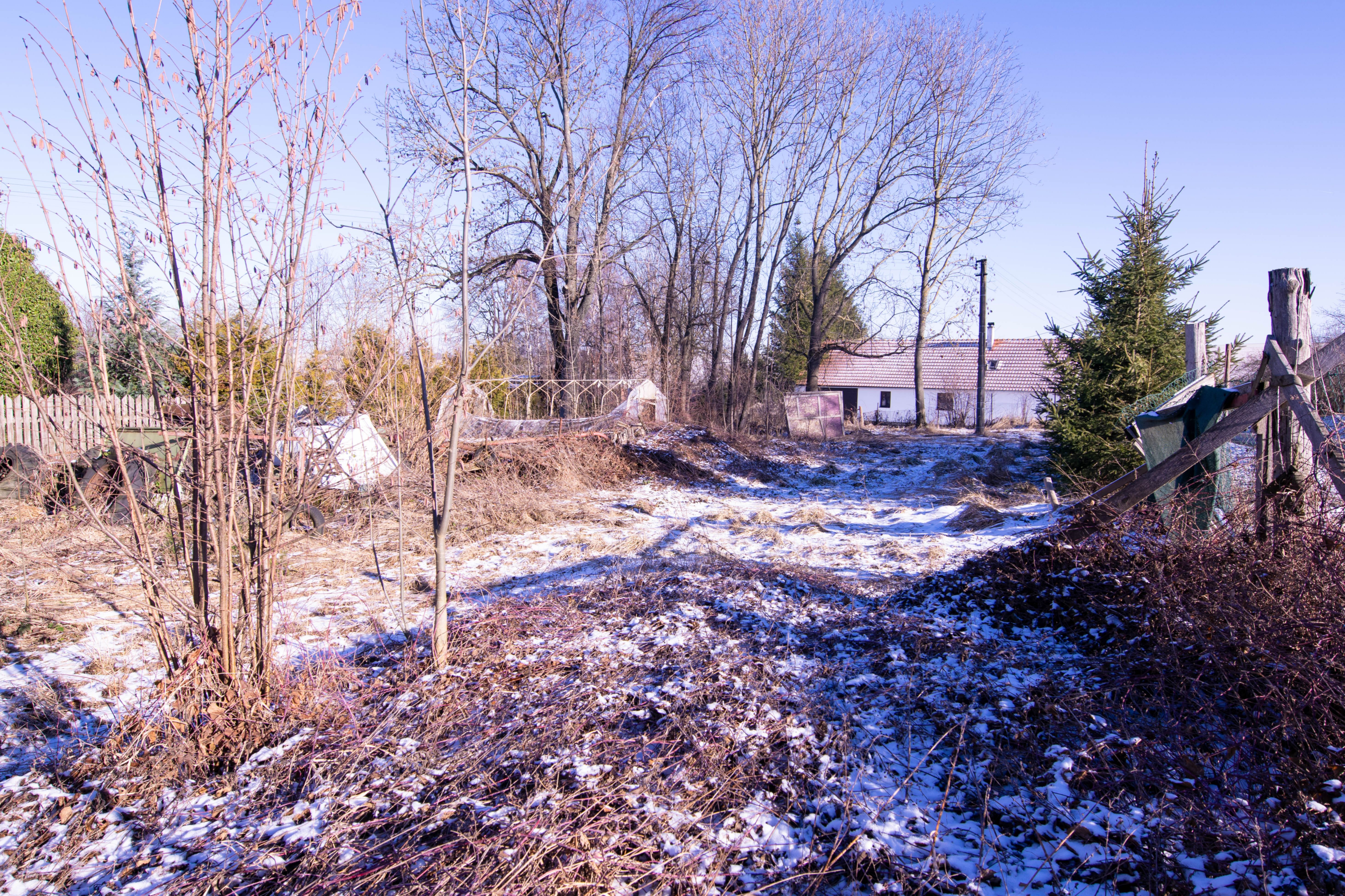 S výhradním svolením majitele Vám přinášíme příležitost stát se vlastníkem hospodářského stavení s obrovským potenciálem pro budoucí využití. Tato nemovitost se nachází v klidné lokalitě Dolní Kralovice, v okresu Benešov a nabízí kombinaci komfortu venkovského života  s možnostmi, které uspokojí i ty nejnáročnější představy.
