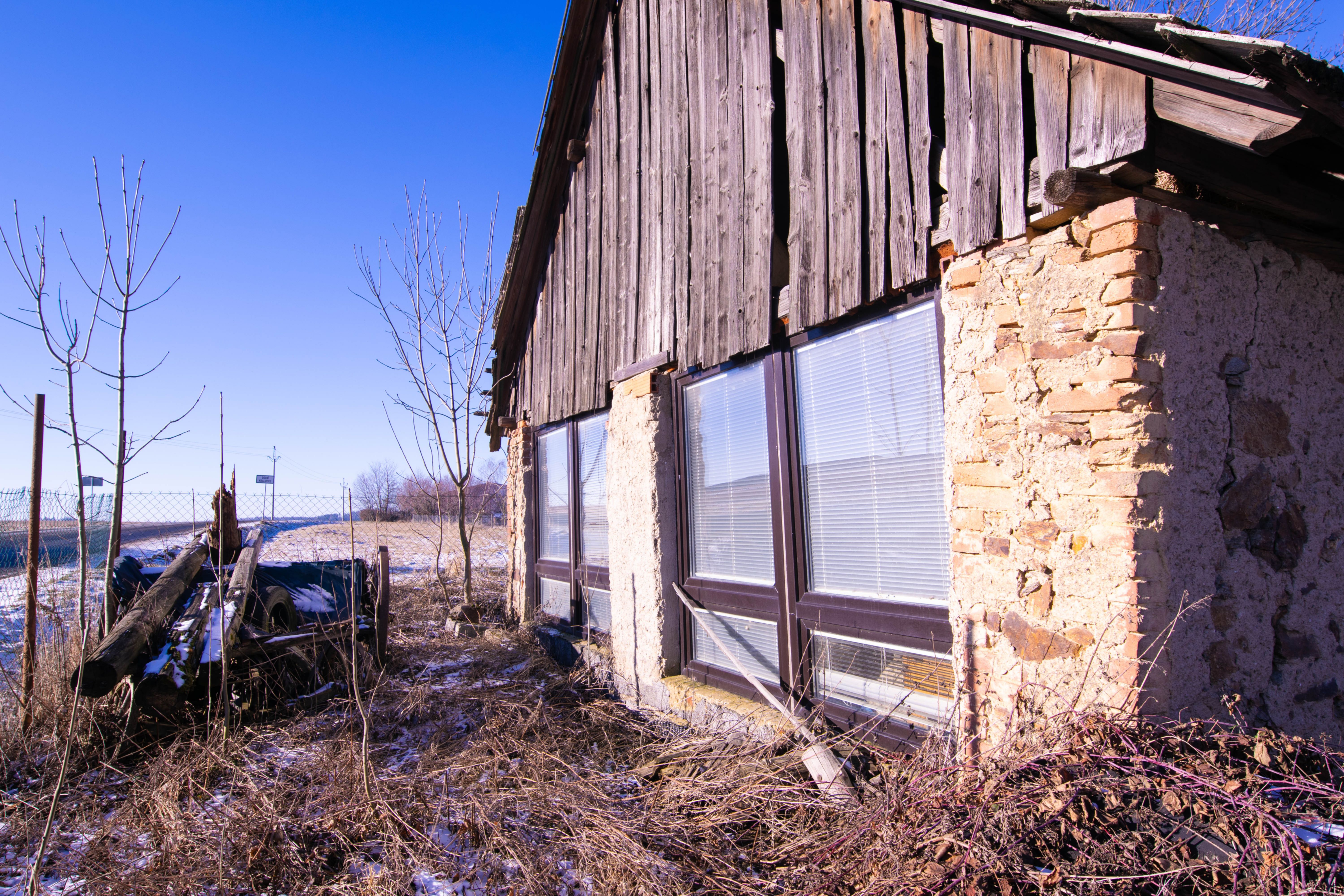 S výhradním svolením majitele Vám přinášíme příležitost stát se vlastníkem hospodářského stavení s obrovským potenciálem pro budoucí využití. Tato nemovitost se nachází v klidné lokalitě Dolní Kralovice, v okresu Benešov a nabízí kombinaci komfortu venkovského života  s možnostmi, které uspokojí i ty nejnáročnější představy.
