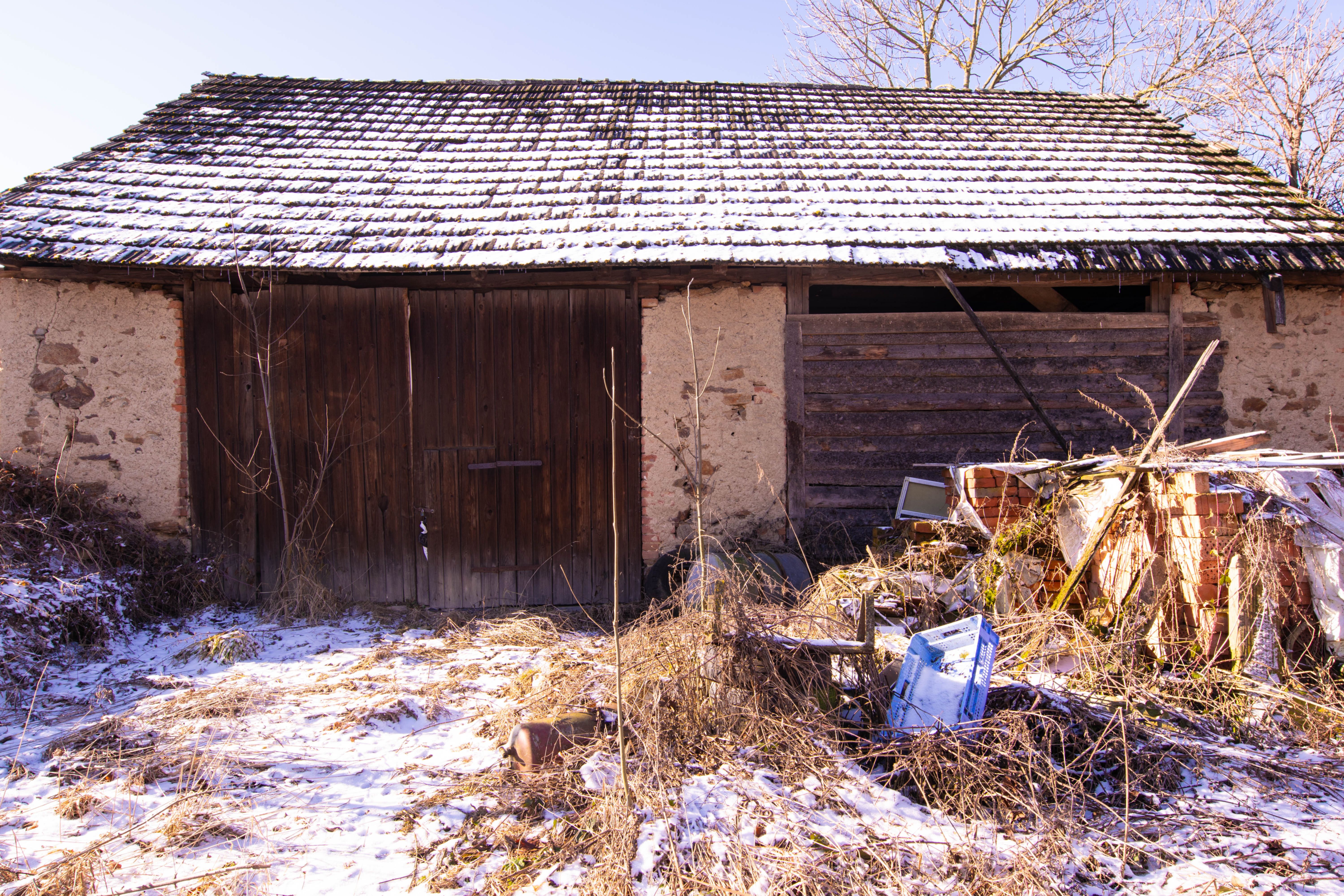 S výhradním svolením majitele Vám přinášíme příležitost stát se vlastníkem hospodářského stavení s obrovským potenciálem pro budoucí využití. Tato nemovitost se nachází v klidné lokalitě Dolní Kralovice, v okresu Benešov a nabízí kombinaci komfortu venkovského života  s možnostmi, které uspokojí i ty nejnáročnější představy.
