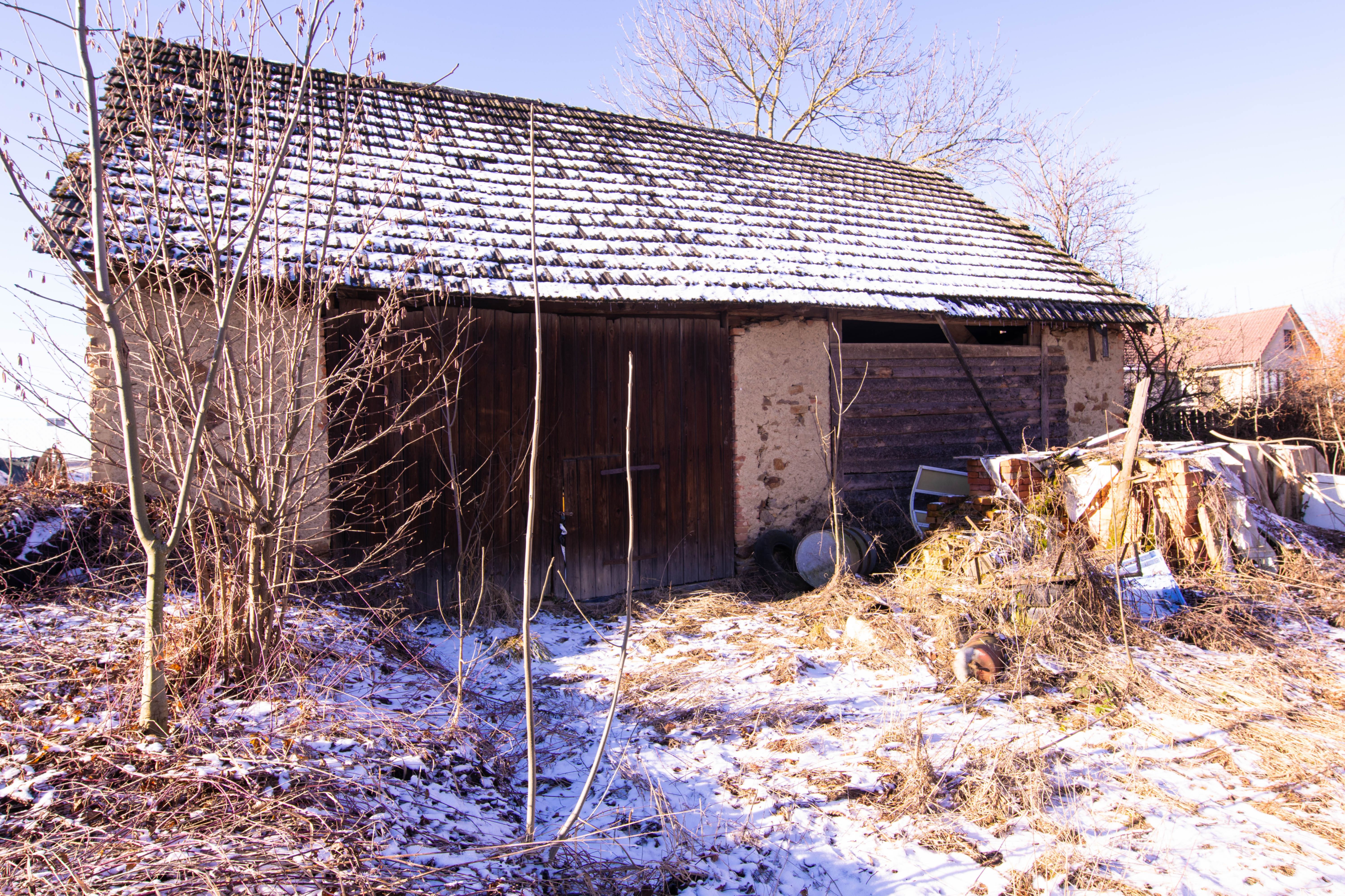 S výhradním svolením majitele Vám přinášíme příležitost stát se vlastníkem hospodářského stavení s obrovským potenciálem pro budoucí využití. Tato nemovitost se nachází v klidné lokalitě Dolní Kralovice, v okresu Benešov a nabízí kombinaci komfortu venkovského života  s možnostmi, které uspokojí i ty nejnáročnější představy.
