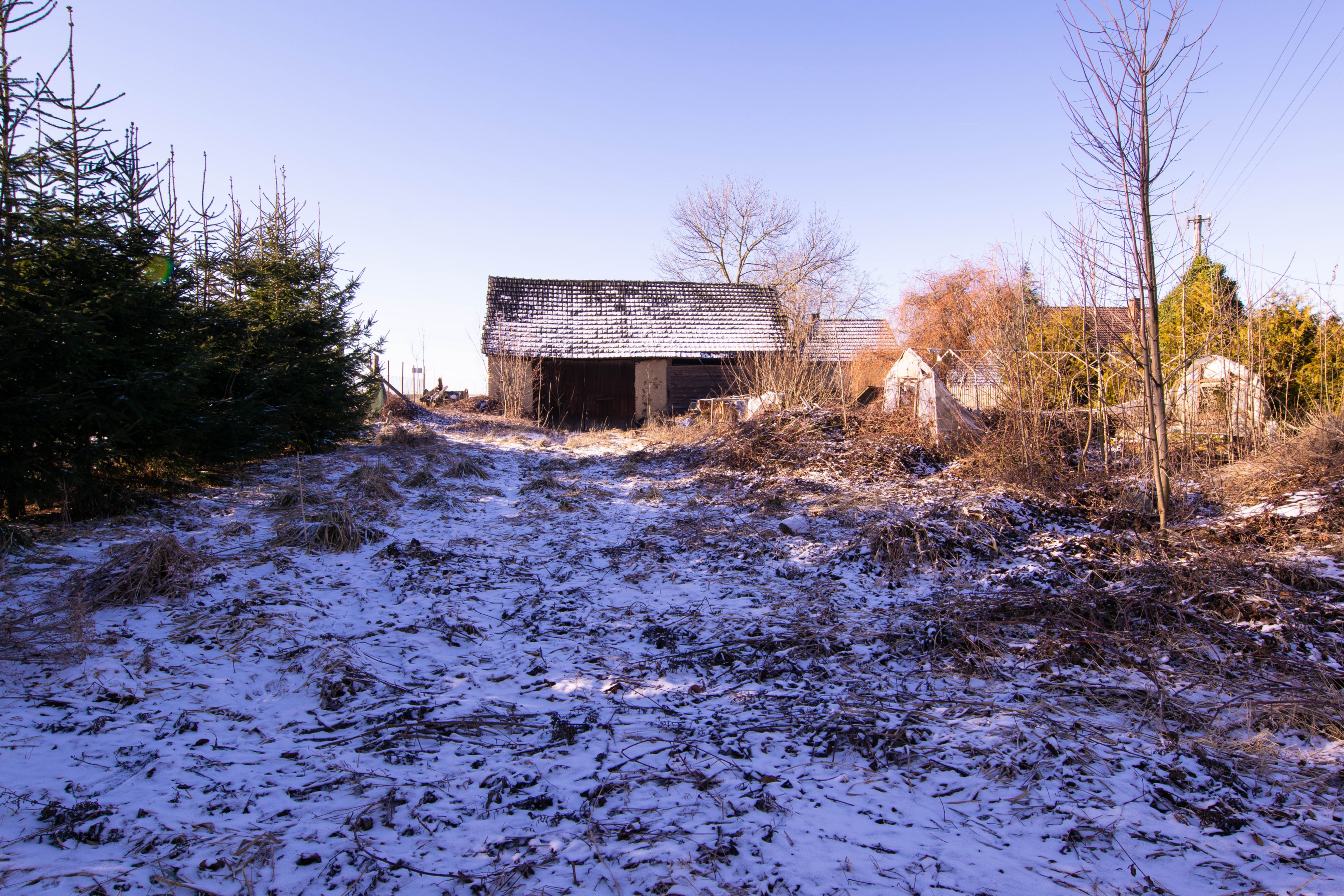S výhradním svolením majitele Vám přinášíme příležitost stát se vlastníkem hospodářského stavení s obrovským potenciálem pro budoucí využití. Tato nemovitost se nachází v klidné lokalitě Dolní Kralovice, v okresu Benešov a nabízí kombinaci komfortu venkovského života  s možnostmi, které uspokojí i ty nejnáročnější představy.

