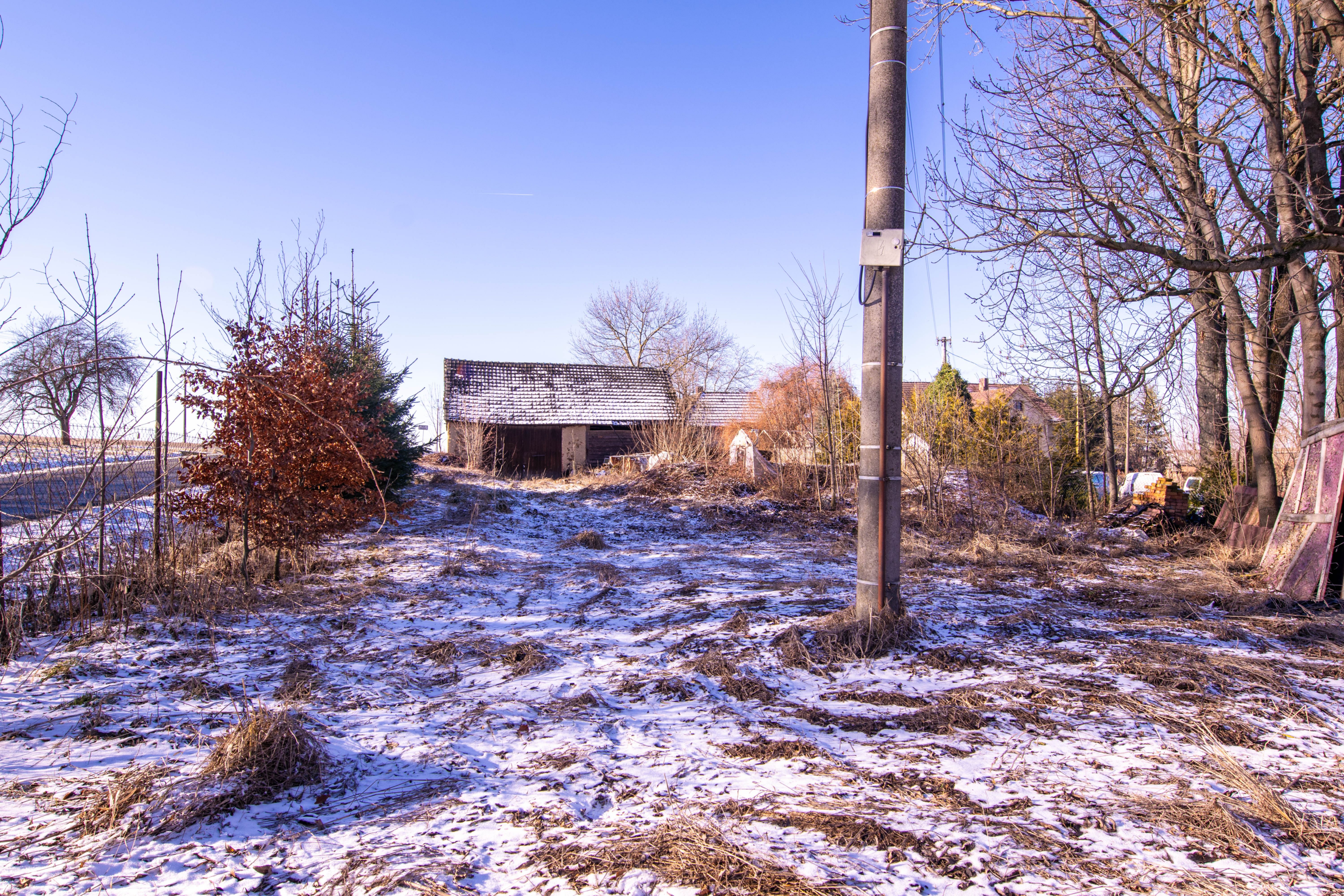 S výhradním svolením majitele Vám přinášíme příležitost stát se vlastníkem hospodářského stavení s obrovským potenciálem pro budoucí využití. Tato nemovitost se nachází v klidné lokalitě Dolní Kralovice, v okresu Benešov a nabízí kombinaci komfortu venkovského života  s možnostmi, které uspokojí i ty nejnáročnější představy.
