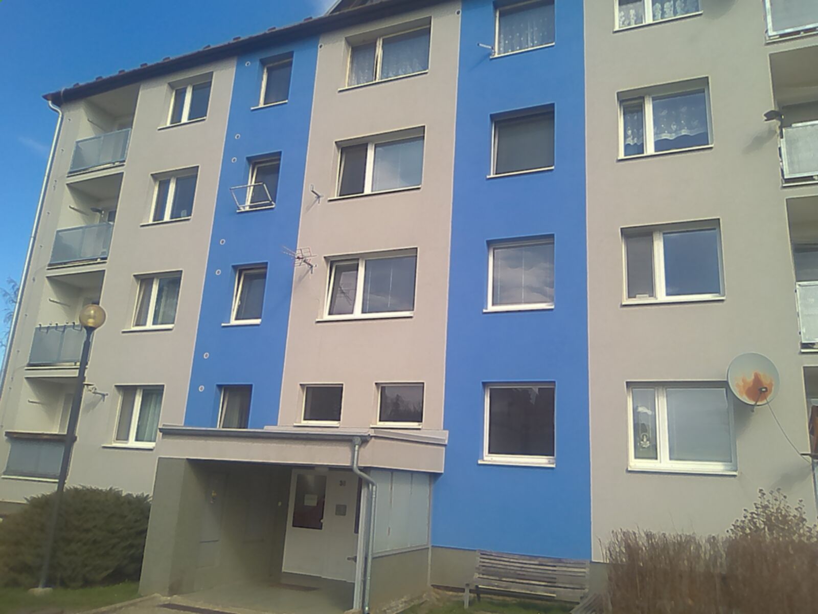 Nabízíme k prodeji světlý a prostorný byt 3+1 v udržovaném panelovém domě. Byt se nachází v klidné oblasti Maletína s dobrou dostupností do centra města  a veškerou občanskou vybaveností v dosahu.