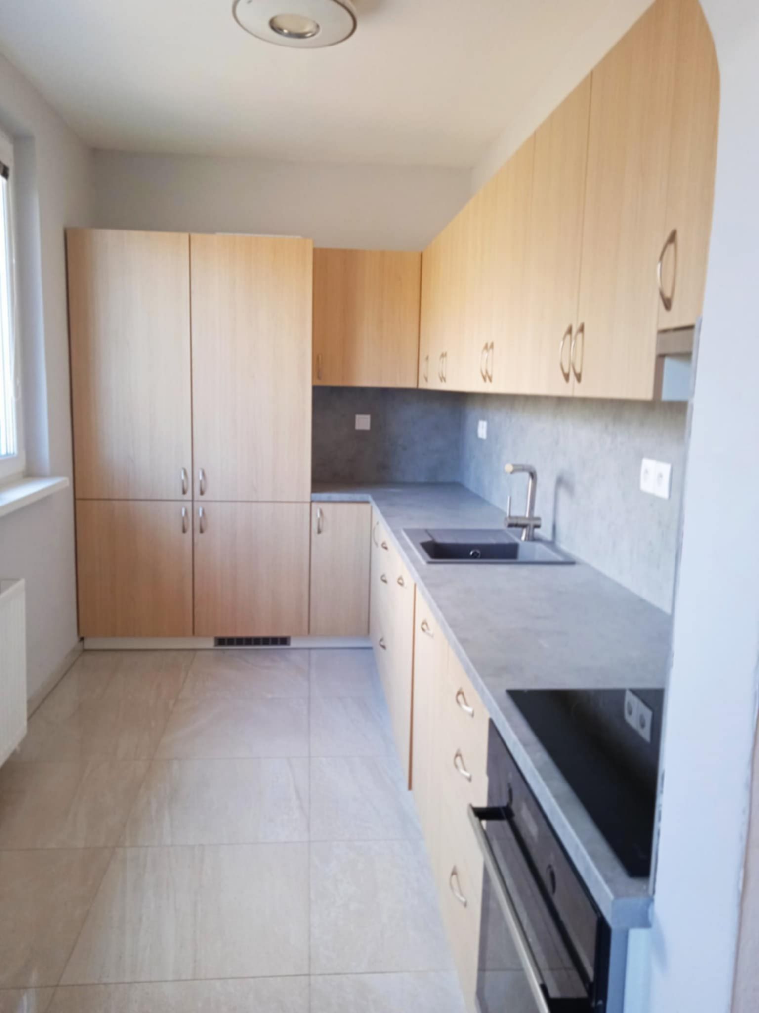 Nabízíme k prodeji světlý a prostorný byt 3+1 v udržovaném panelovém domě. Byt se nachází v klidné oblasti Maletína s dobrou dostupností do centra města  a veškerou občanskou vybaveností v dosahu.