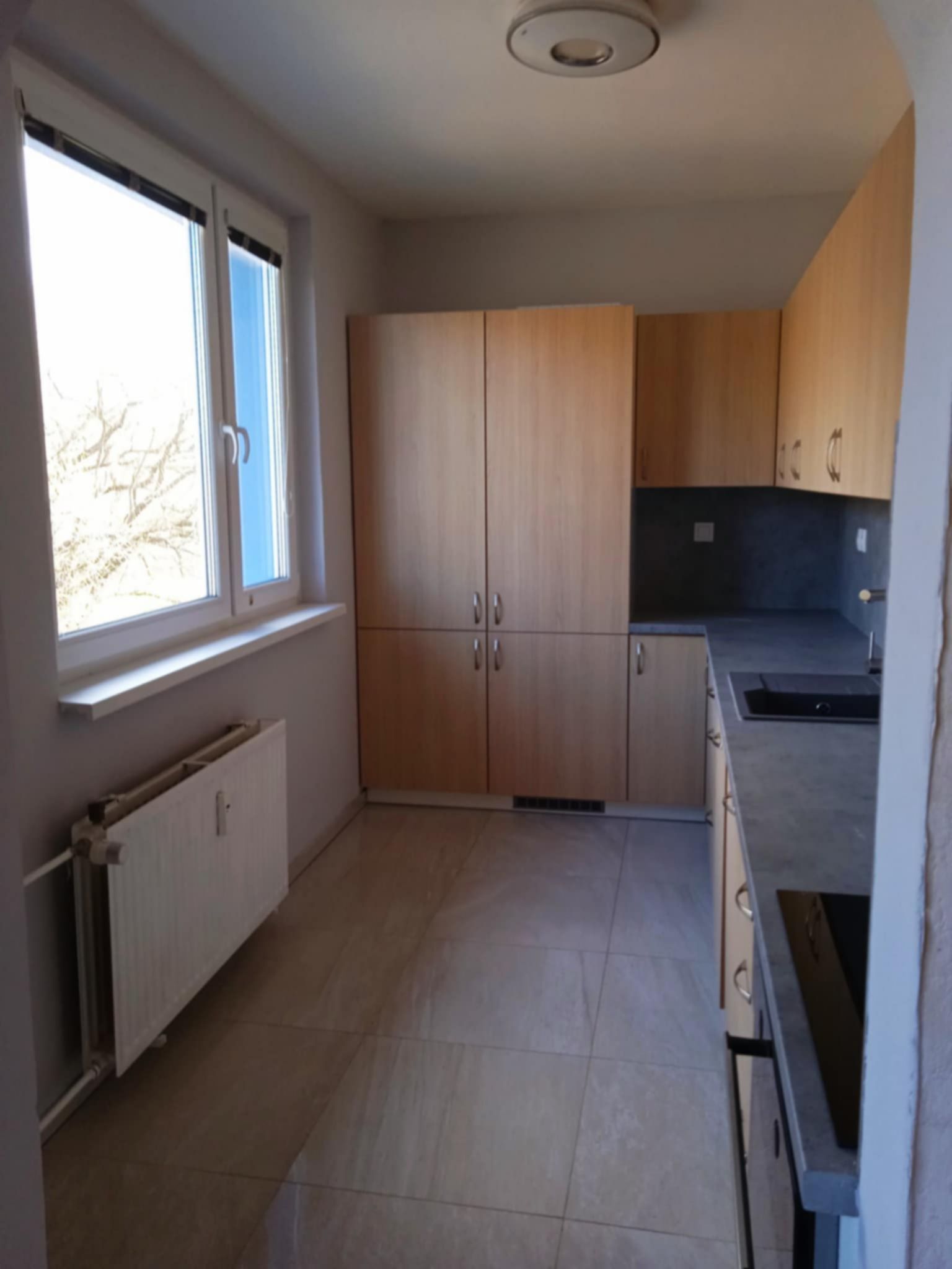 Nabízíme k prodeji světlý a prostorný byt 3+1 v udržovaném panelovém domě. Byt se nachází v klidné oblasti Maletína s dobrou dostupností do centra města  a veškerou občanskou vybaveností v dosahu.