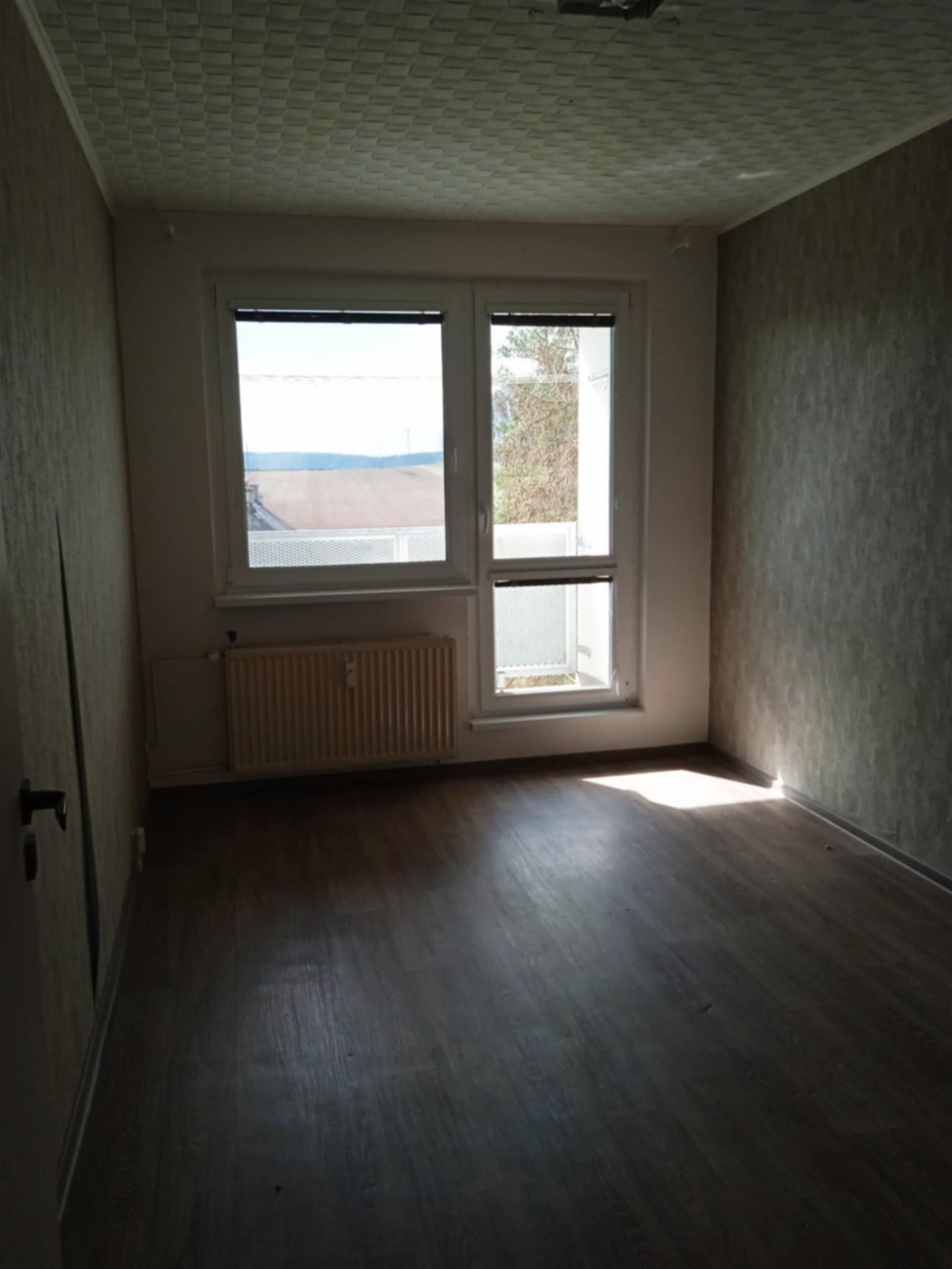 Nabízíme k prodeji světlý a prostorný byt 3+1 v udržovaném panelovém domě. Byt se nachází v klidné oblasti Maletína s dobrou dostupností do centra města  a veškerou občanskou vybaveností v dosahu.