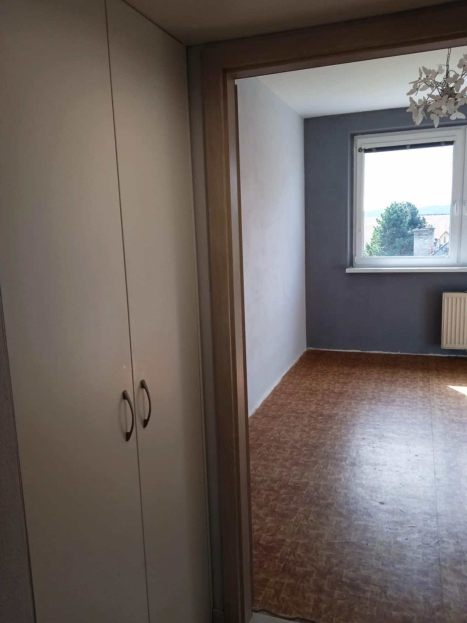 Nabízíme k prodeji světlý a prostorný byt 3+1 v udržovaném panelovém domě. Byt se nachází v klidné oblasti Maletína s dobrou dostupností do centra města  a veškerou občanskou vybaveností v dosahu.