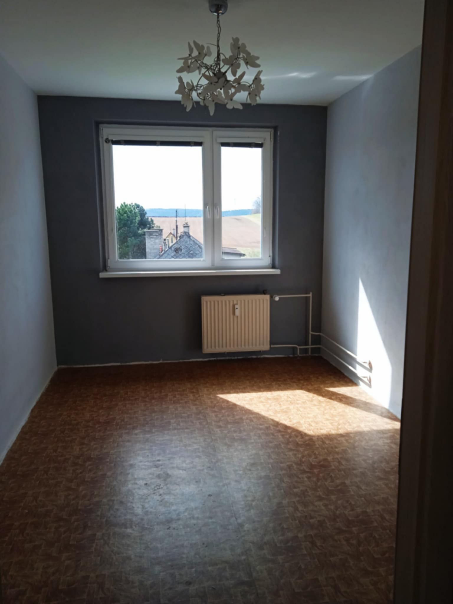 Nabízíme k prodeji světlý a prostorný byt 3+1 v udržovaném panelovém domě. Byt se nachází v klidné oblasti Maletína s dobrou dostupností do centra města  a veškerou občanskou vybaveností v dosahu.