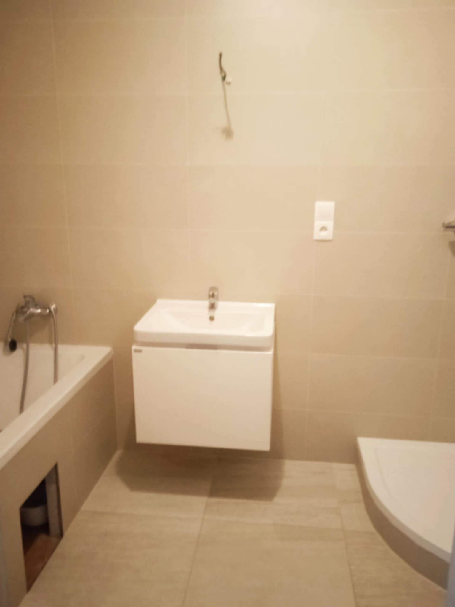 Nabízíme k prodeji světlý a prostorný byt 3+1 v udržovaném panelovém domě. Byt se nachází v klidné oblasti Maletína s dobrou dostupností do centra města  a veškerou občanskou vybaveností v dosahu.