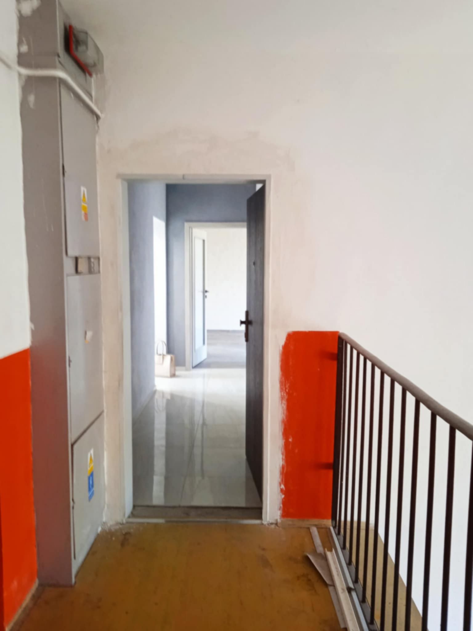 Nabízíme k prodeji světlý a prostorný byt 3+1 v udržovaném panelovém domě. Byt se nachází v klidné oblasti Maletína s dobrou dostupností do centra města  a veškerou občanskou vybaveností v dosahu.