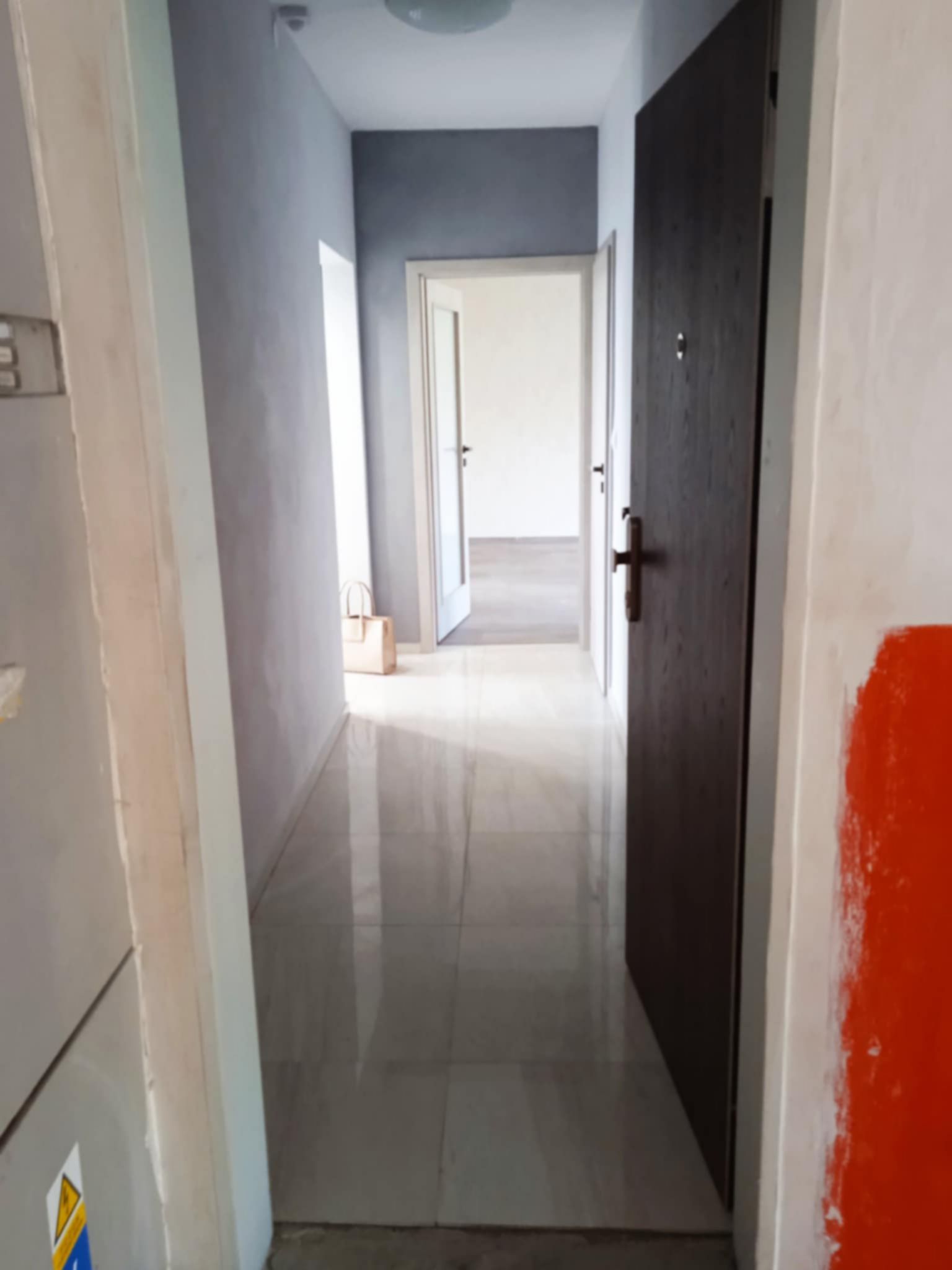 Nabízíme k prodeji světlý a prostorný byt 3+1 v udržovaném panelovém domě. Byt se nachází v klidné oblasti Maletína s dobrou dostupností do centra města  a veškerou občanskou vybaveností v dosahu.