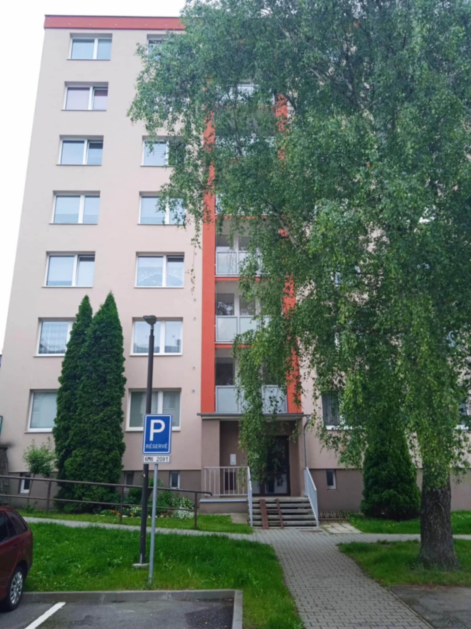 V zastoupení majitele nabízíme ke koupi velmi pěkný a udržovaný byt o dispozici 2+1 a celkové výměře 49 m², situovaný v klidné části Šumperka, v panelovém domě s dobrou občanskou vybaveností.
