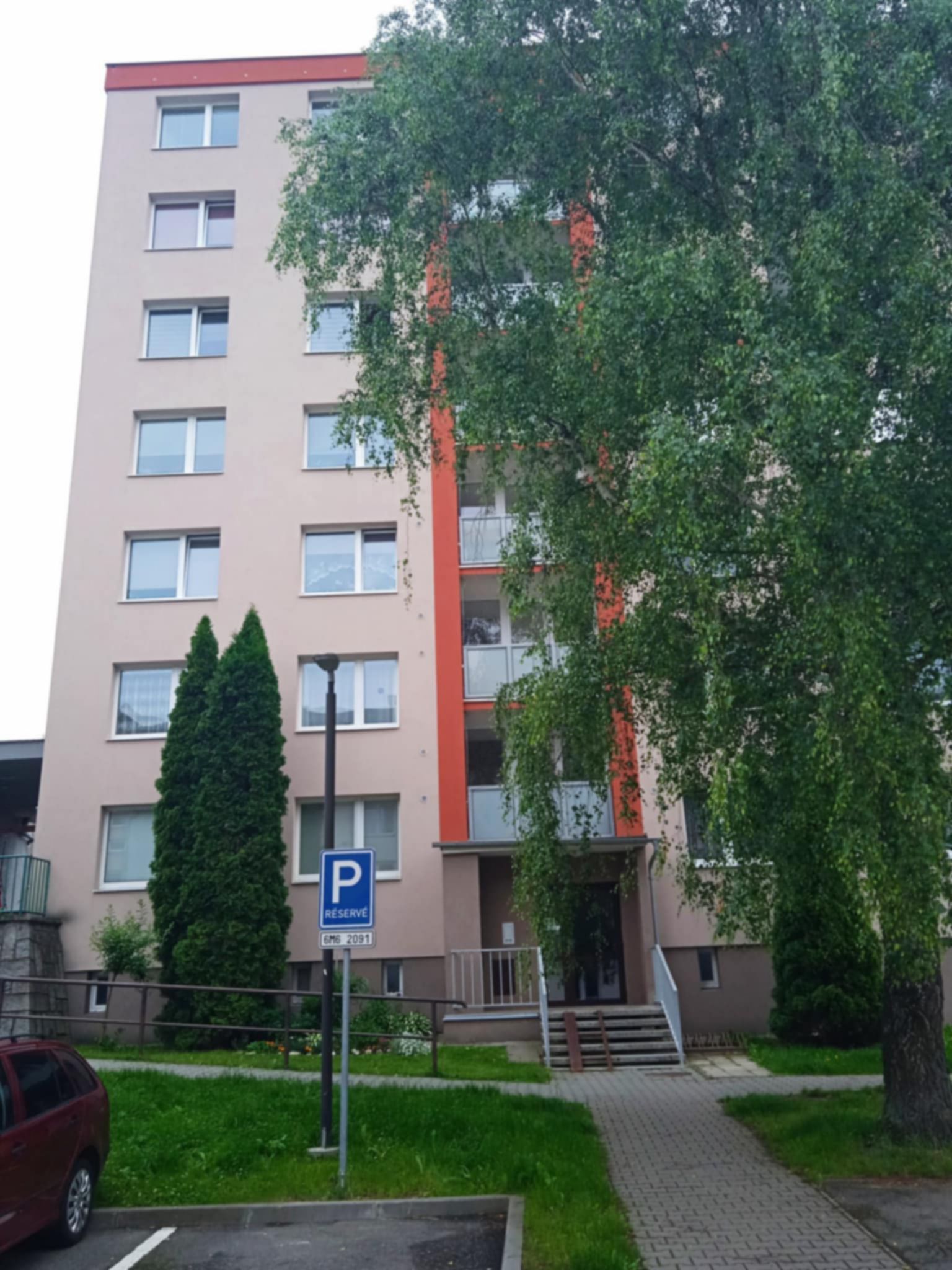 V zastoupení majitele nabízíme ke koupi velmi pěkný a udržovaný byt o dispozici 2+1 a celkové výměře 49 m², situovaný v klidné části Šumperka, v panelovém domě s dobrou občanskou vybaveností.
