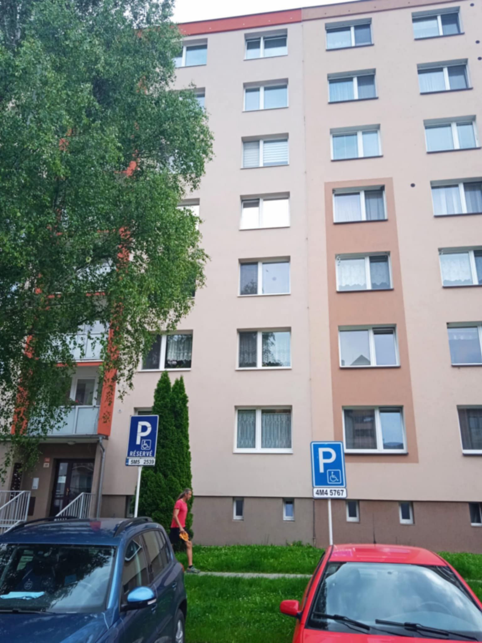 V zastoupení majitele nabízíme ke koupi velmi pěkný a udržovaný byt o dispozici 2+1 a celkové výměře 49 m², situovaný v klidné části Šumperka, v panelovém domě s dobrou občanskou vybaveností.
