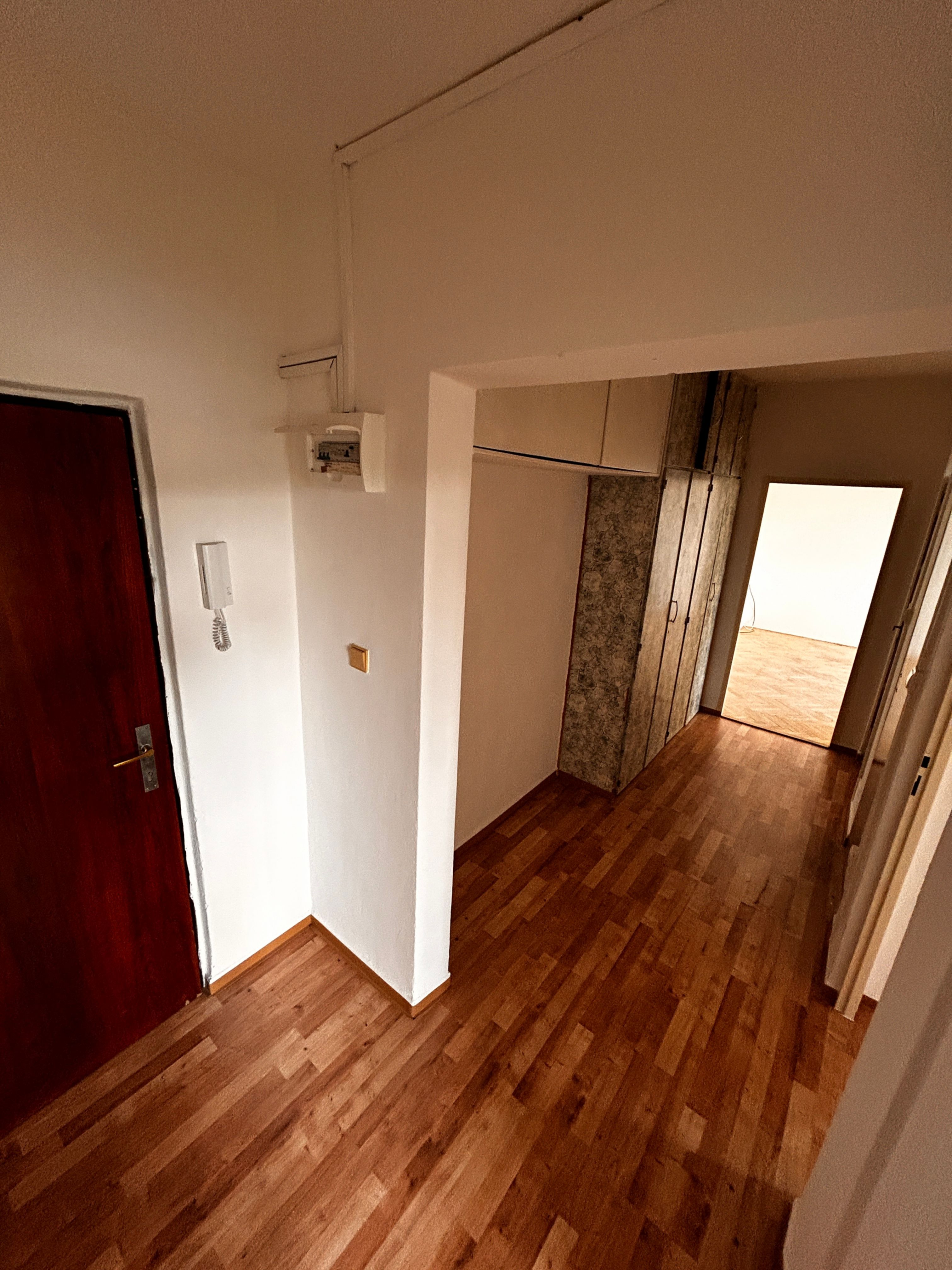 Kompletně zrekonstruovaný slunný byt 3+1 s balkonem a nízkými provozními náklady v klidné obci Kamenná, s výbornou dostupností do Zábřehu, Šumperka a Mohelnice.