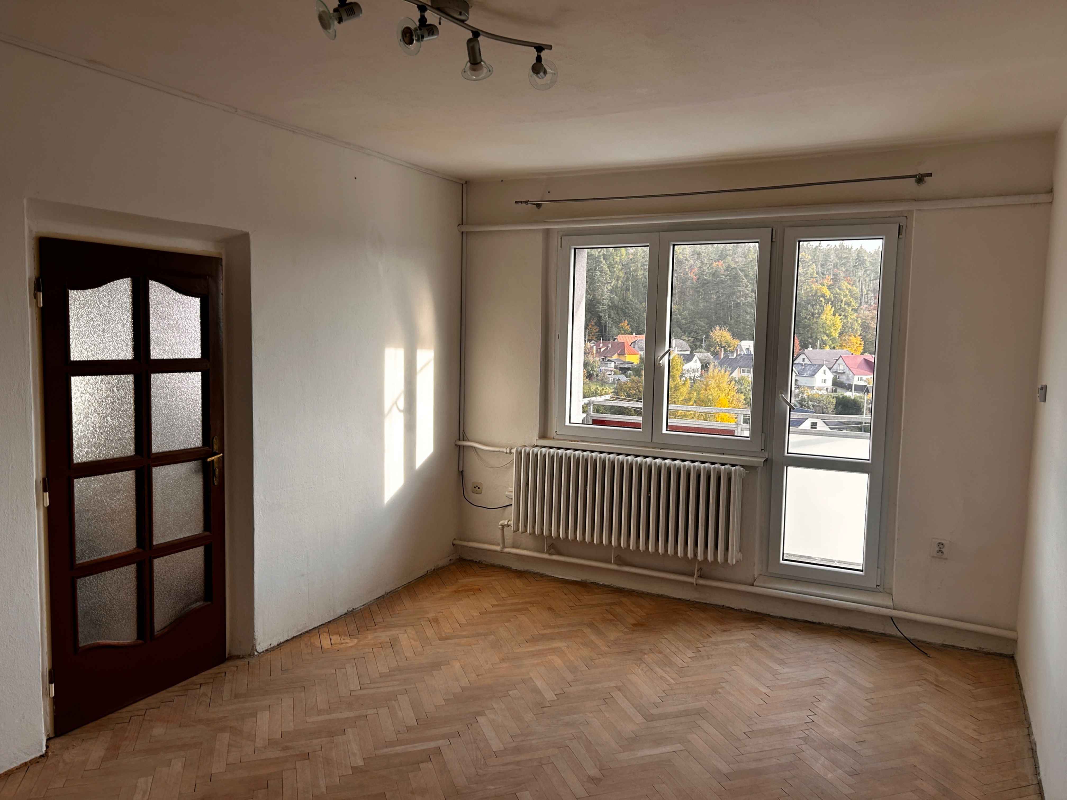 Kompletně zrekonstruovaný slunný byt 3+1 s balkonem a nízkými provozními náklady v klidné obci Kamenná, s výbornou dostupností do Zábřehu, Šumperka a Mohelnice.