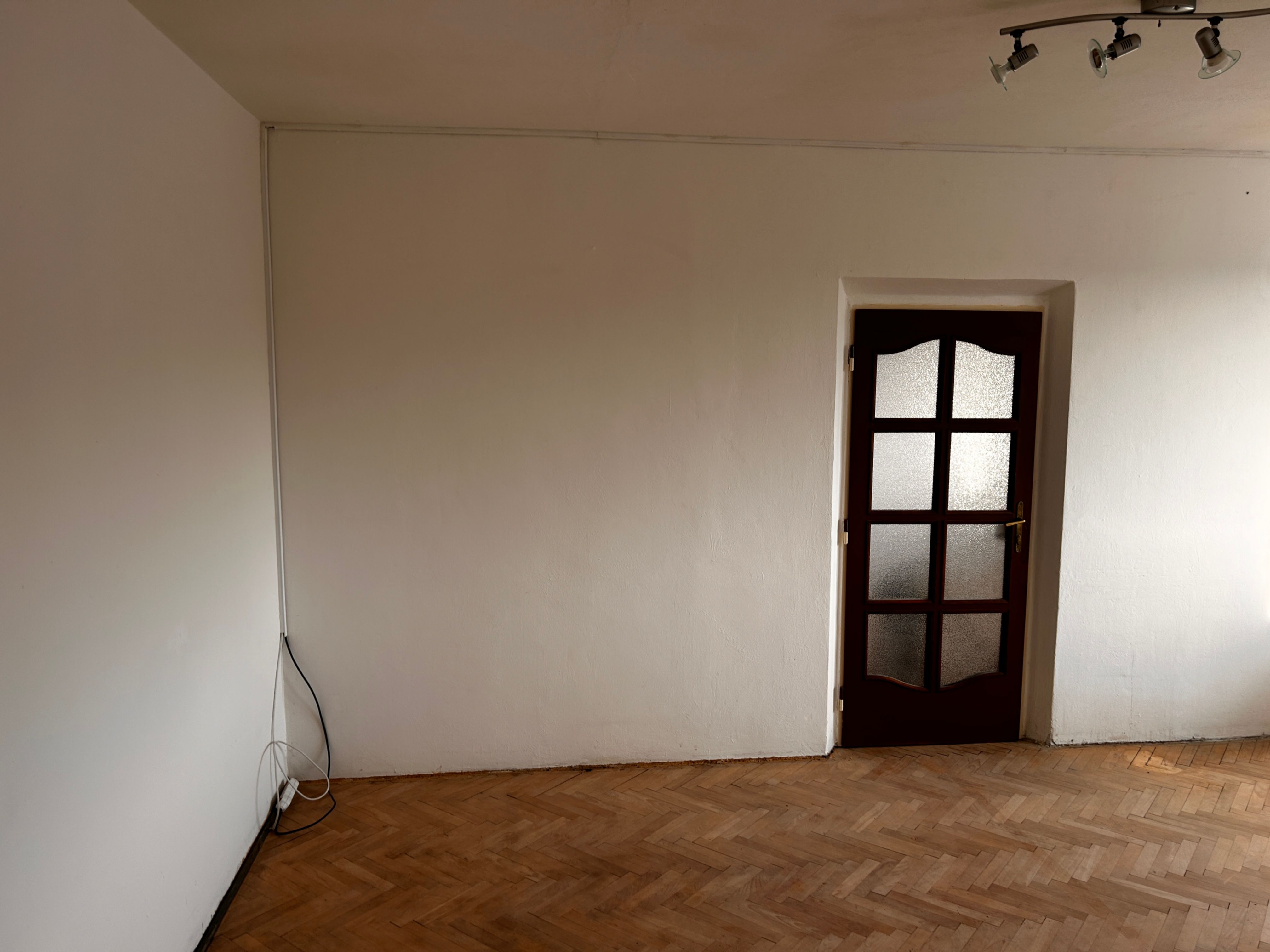 Kompletně zrekonstruovaný slunný byt 3+1 s balkonem a nízkými provozními náklady v klidné obci Kamenná, s výbornou dostupností do Zábřehu, Šumperka a Mohelnice.