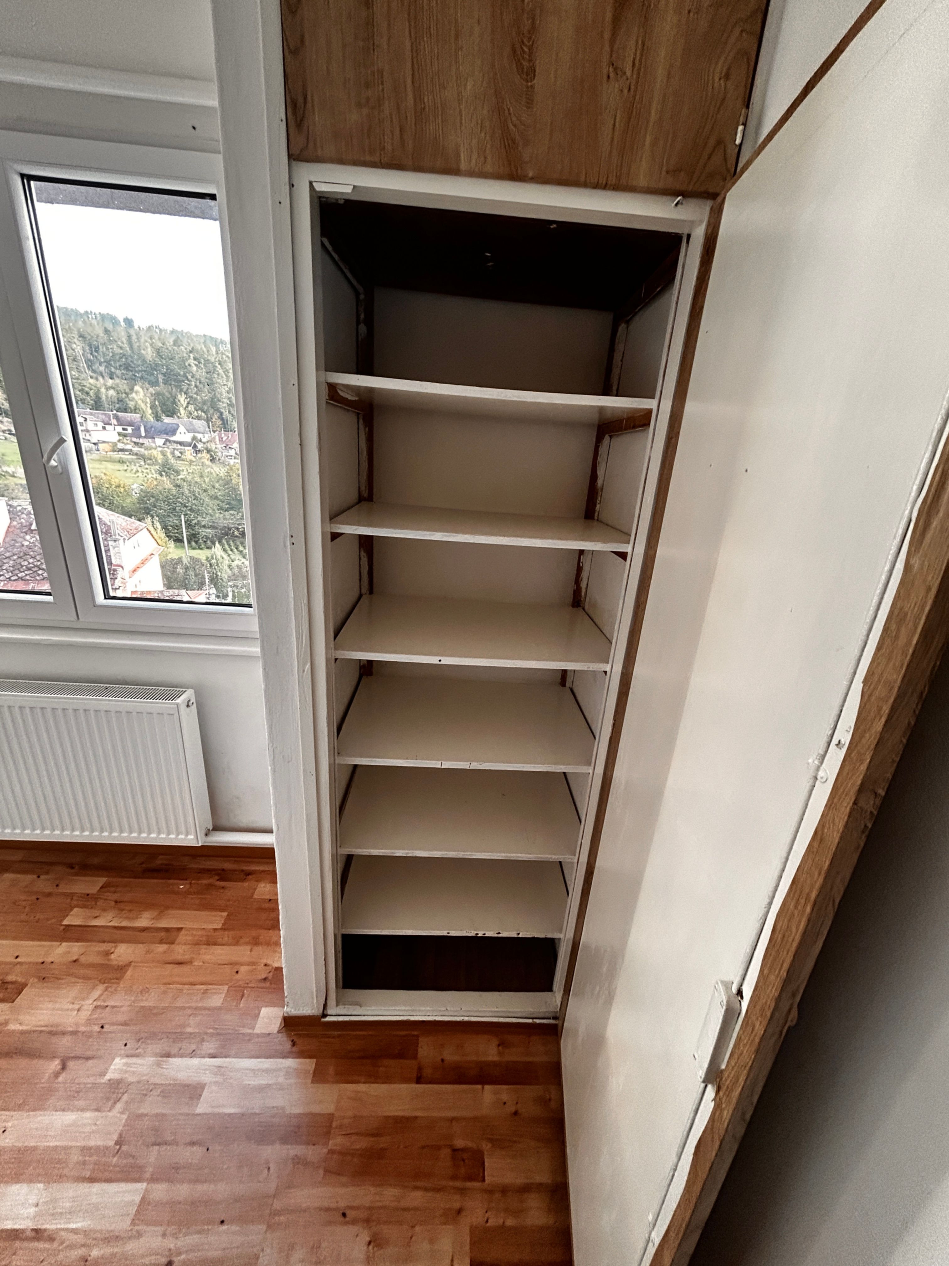 Kompletně zrekonstruovaný slunný byt 3+1 s balkonem a nízkými provozními náklady v klidné obci Kamenná, s výbornou dostupností do Zábřehu, Šumperka a Mohelnice.