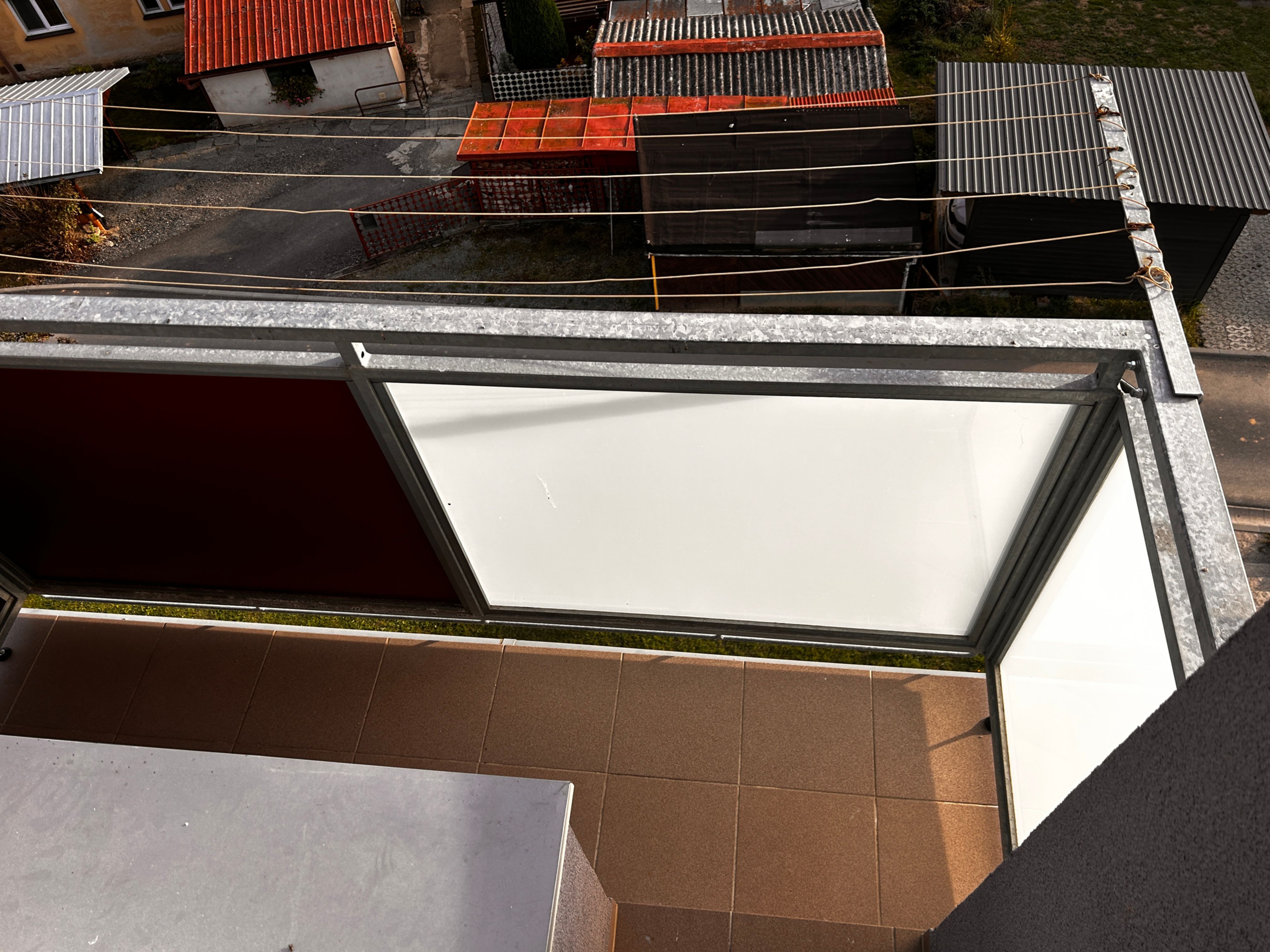 Kompletně zrekonstruovaný slunný byt 3+1 s balkonem a nízkými provozními náklady v klidné obci Kamenná, s výbornou dostupností do Zábřehu, Šumperka a Mohelnice.