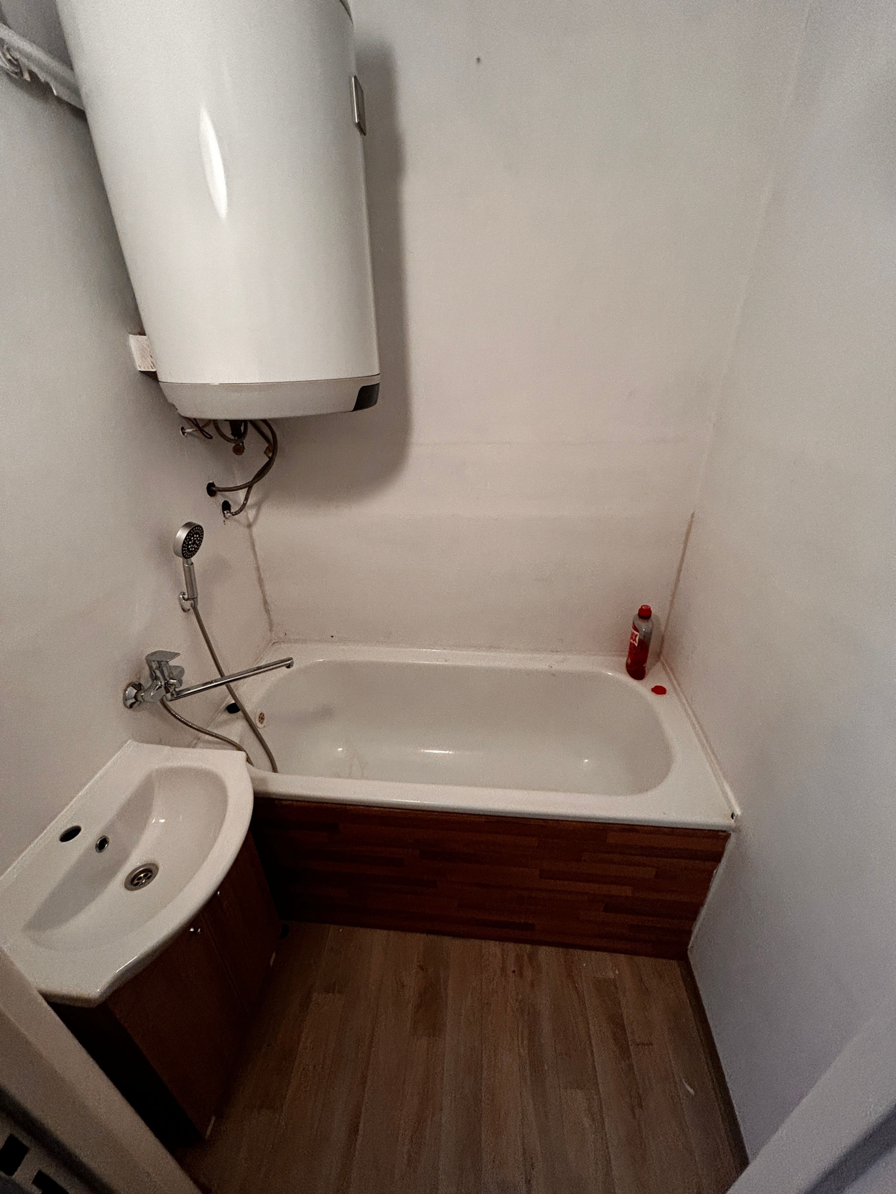 Kompletně zrekonstruovaný slunný byt 3+1 s balkonem a nízkými provozními náklady v klidné obci Kamenná, s výbornou dostupností do Zábřehu, Šumperka a Mohelnice.