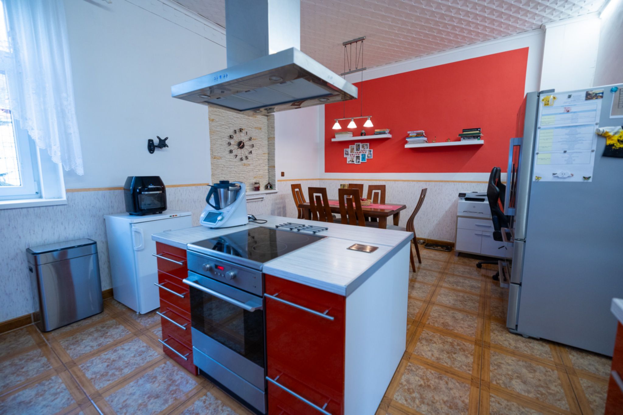 Hledáte rodinný dům s obrovským potenciálem? 🏡 Tento jedinečný dům ve Vejprtech kombinuje historii, moderní technologie a možnosti podnikání – ideální pro investici, vícegenerační bydlení i vlastní projekty.