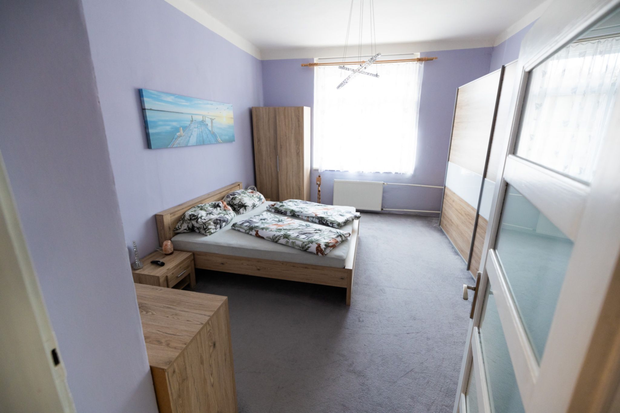 Hledáte rodinný dům s obrovským potenciálem? 🏡 Tento jedinečný dům ve Vejprtech kombinuje historii, moderní technologie a možnosti podnikání – ideální pro investici, vícegenerační bydlení i vlastní projekty.