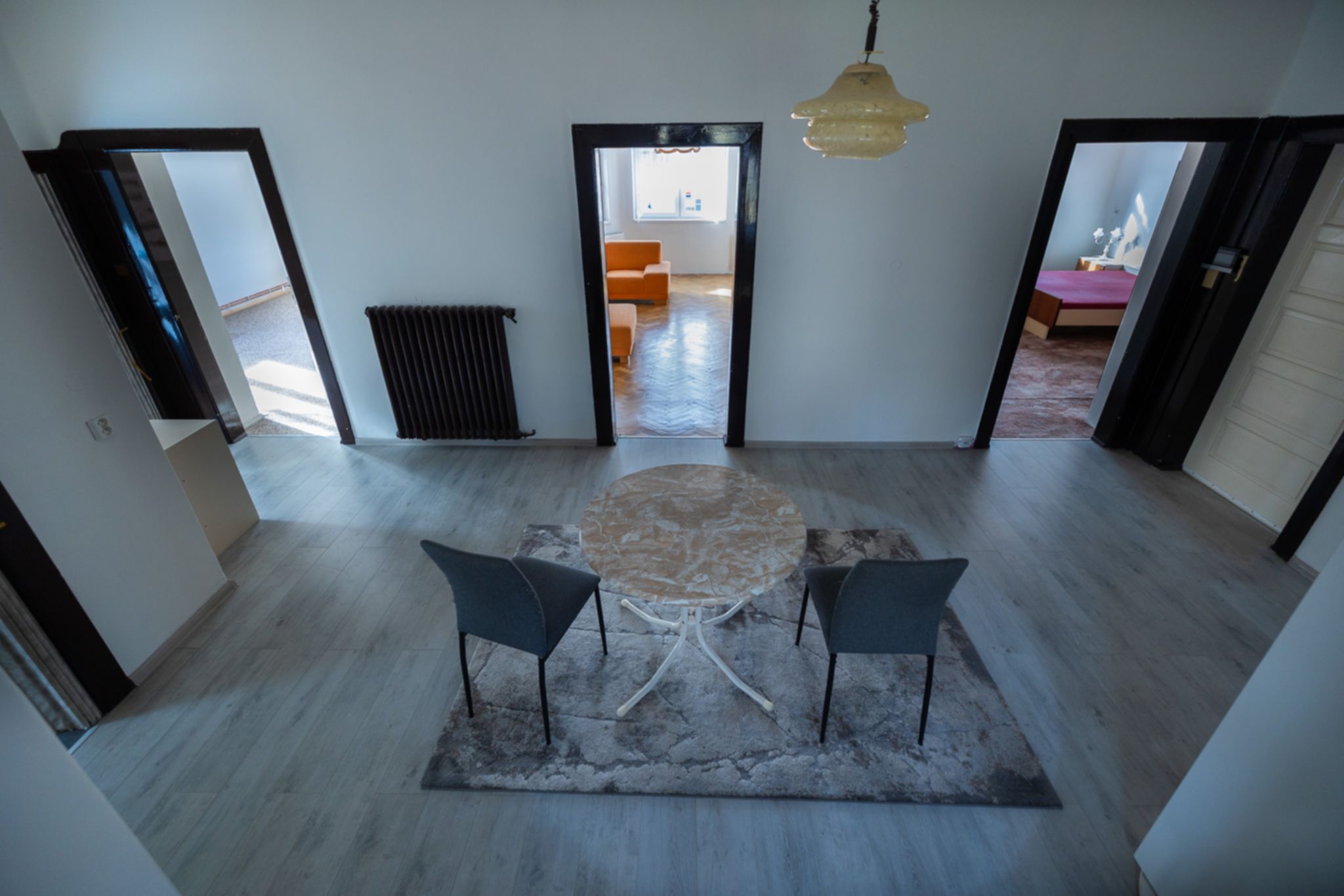 Hledáte rodinný dům s obrovským potenciálem? 🏡 Tento jedinečný dům ve Vejprtech kombinuje historii, moderní technologie a možnosti podnikání – ideální pro investici, vícegenerační bydlení i vlastní projekty.