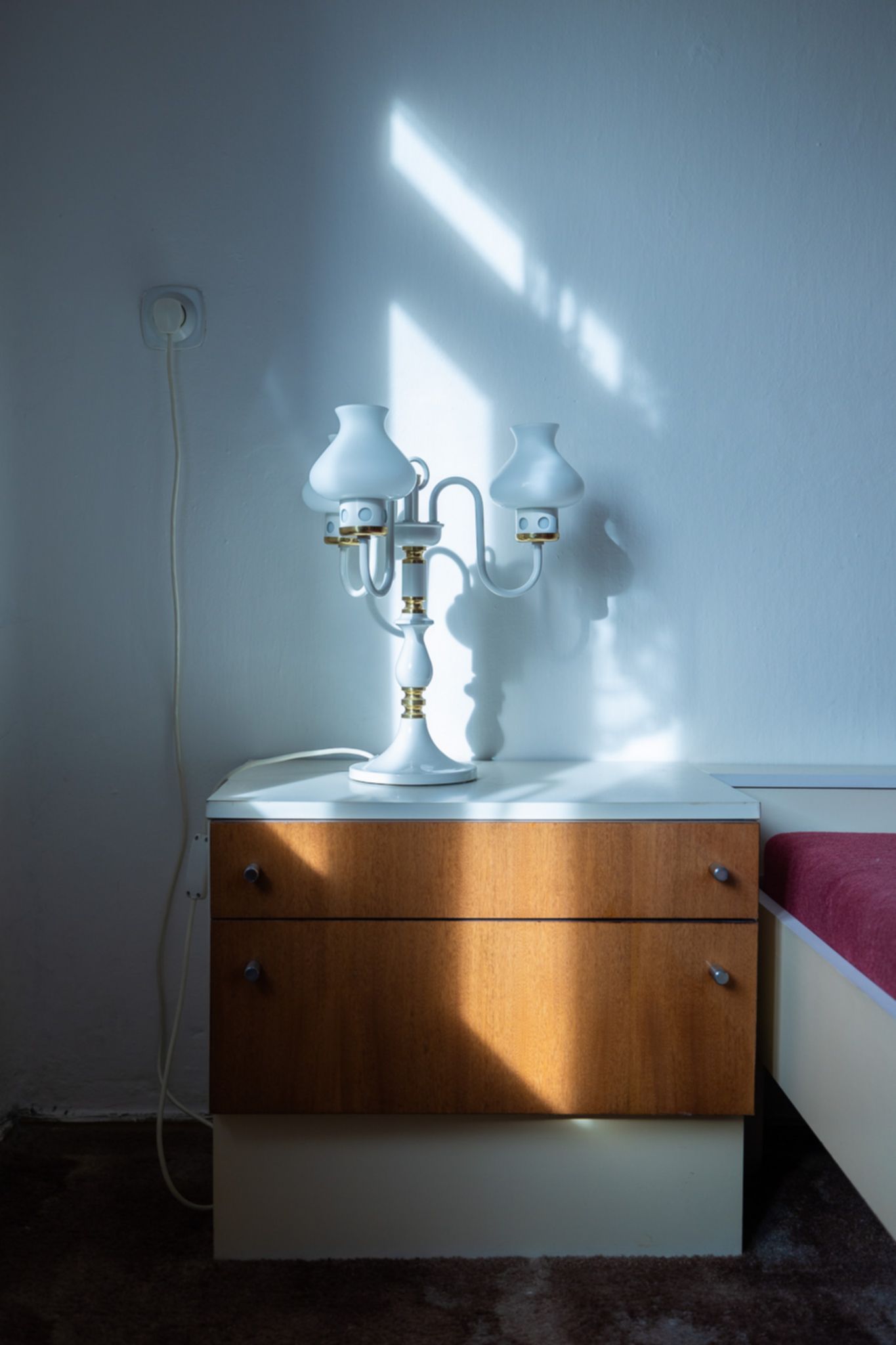 Hledáte rodinný dům s obrovským potenciálem? 🏡 Tento jedinečný dům ve Vejprtech kombinuje historii, moderní technologie a možnosti podnikání – ideální pro investici, vícegenerační bydlení i vlastní projekty.