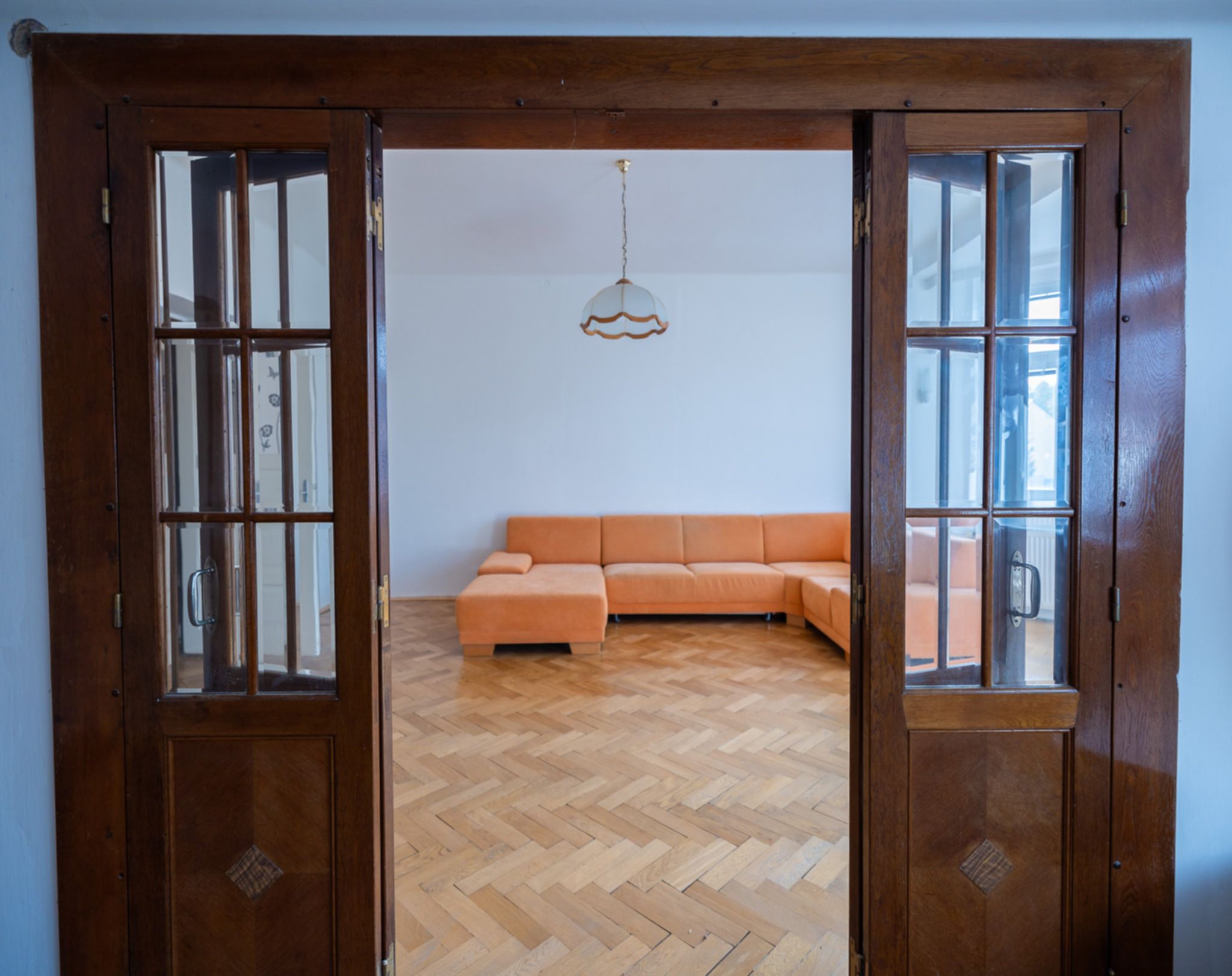 Hledáte rodinný dům s obrovským potenciálem? 🏡 Tento jedinečný dům ve Vejprtech kombinuje historii, moderní technologie a možnosti podnikání – ideální pro investici, vícegenerační bydlení i vlastní projekty.