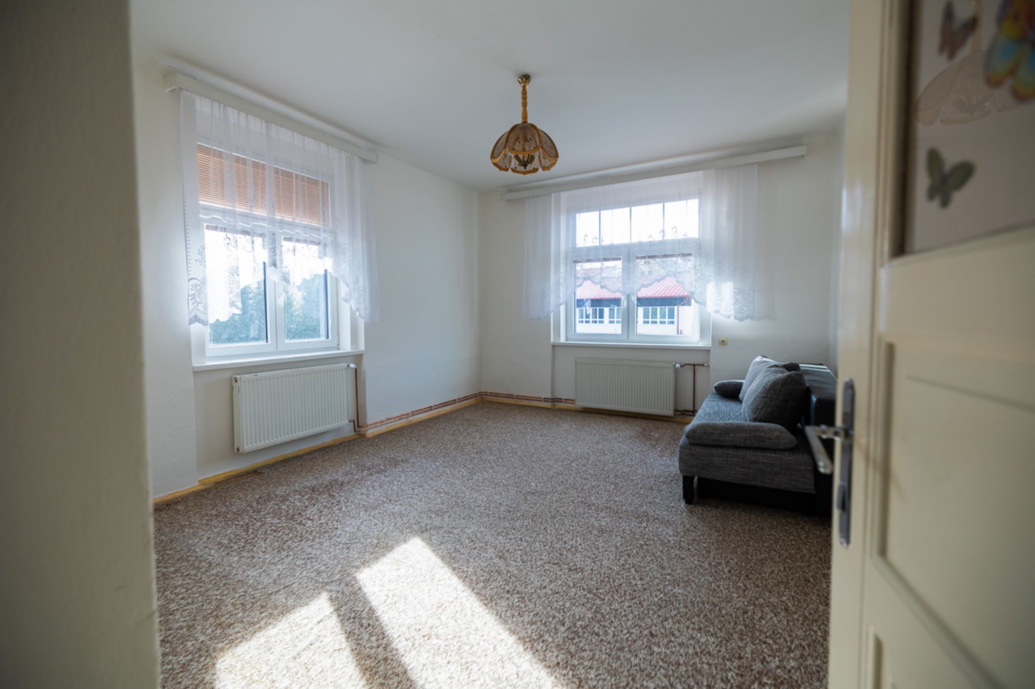 Hledáte rodinný dům s obrovským potenciálem? 🏡 Tento jedinečný dům ve Vejprtech kombinuje historii, moderní technologie a možnosti podnikání – ideální pro investici, vícegenerační bydlení i vlastní projekty.