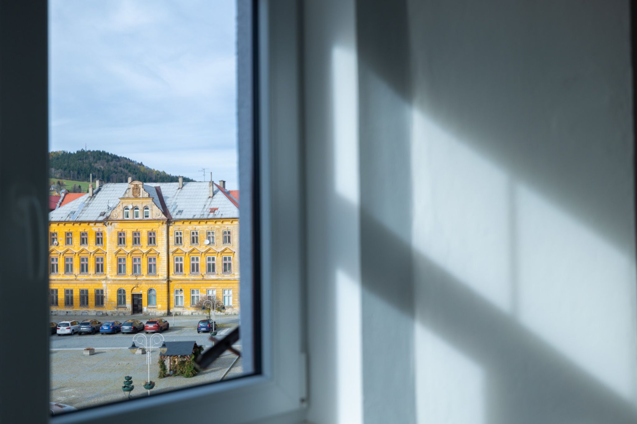 Hledáte rodinný dům s obrovským potenciálem? 🏡 Tento jedinečný dům ve Vejprtech kombinuje historii, moderní technologie a možnosti podnikání – ideální pro investici, vícegenerační bydlení i vlastní projekty.