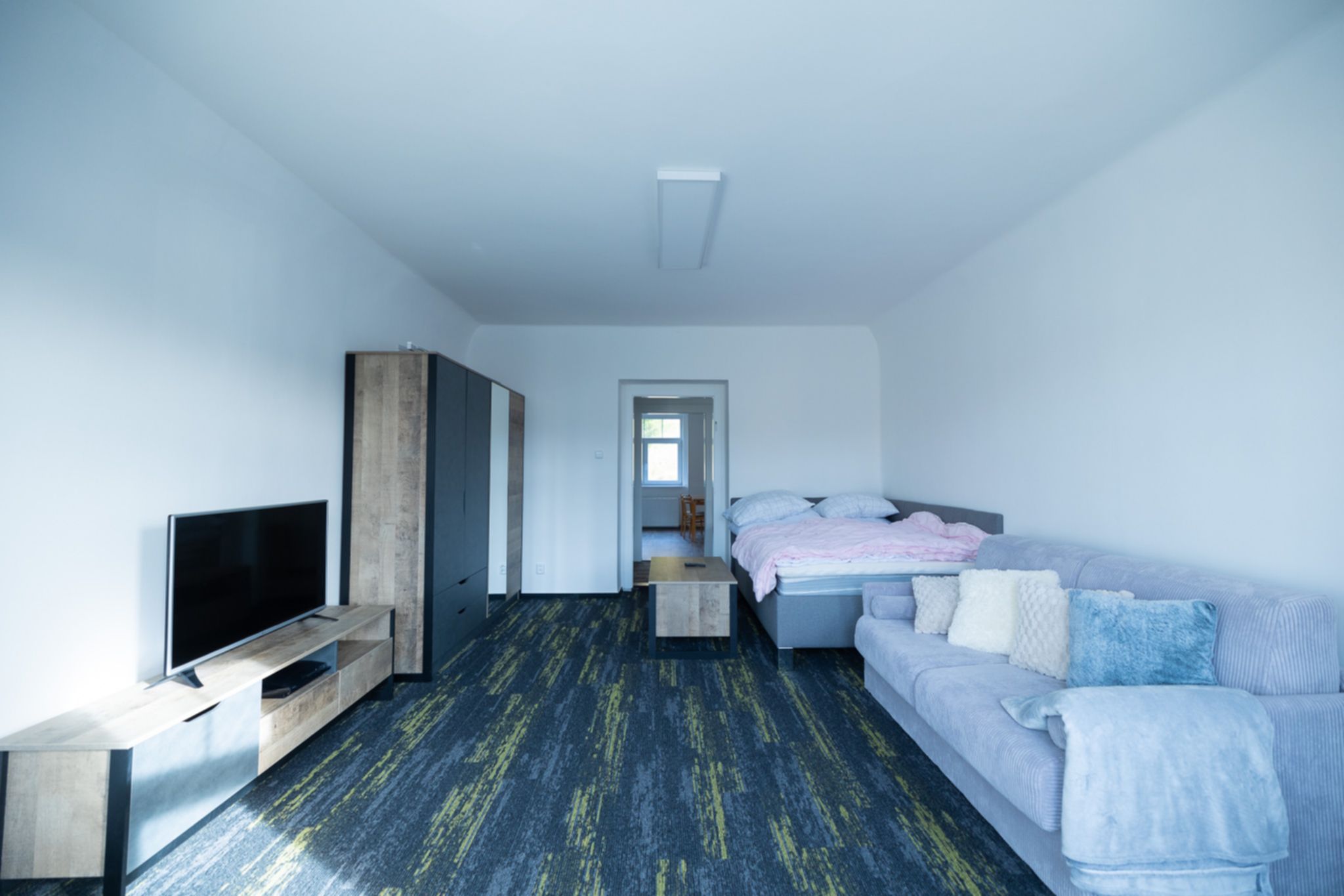 Hledáte rodinný dům s obrovským potenciálem? 🏡 Tento jedinečný dům ve Vejprtech kombinuje historii, moderní technologie a možnosti podnikání – ideální pro investici, vícegenerační bydlení i vlastní projekty.