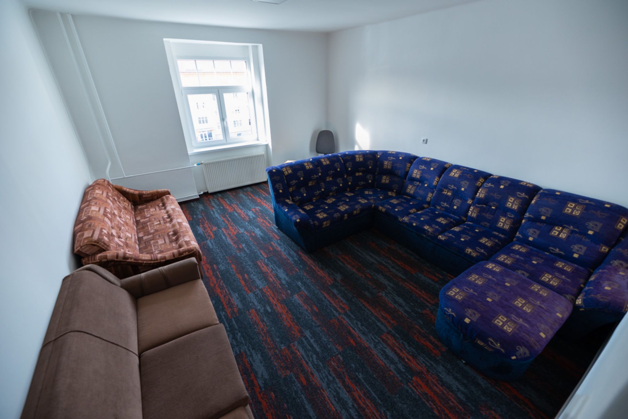 Hledáte rodinný dům s obrovským potenciálem? 🏡 Tento jedinečný dům ve Vejprtech kombinuje historii, moderní technologie a možnosti podnikání – ideální pro investici, vícegenerační bydlení i vlastní projekty.