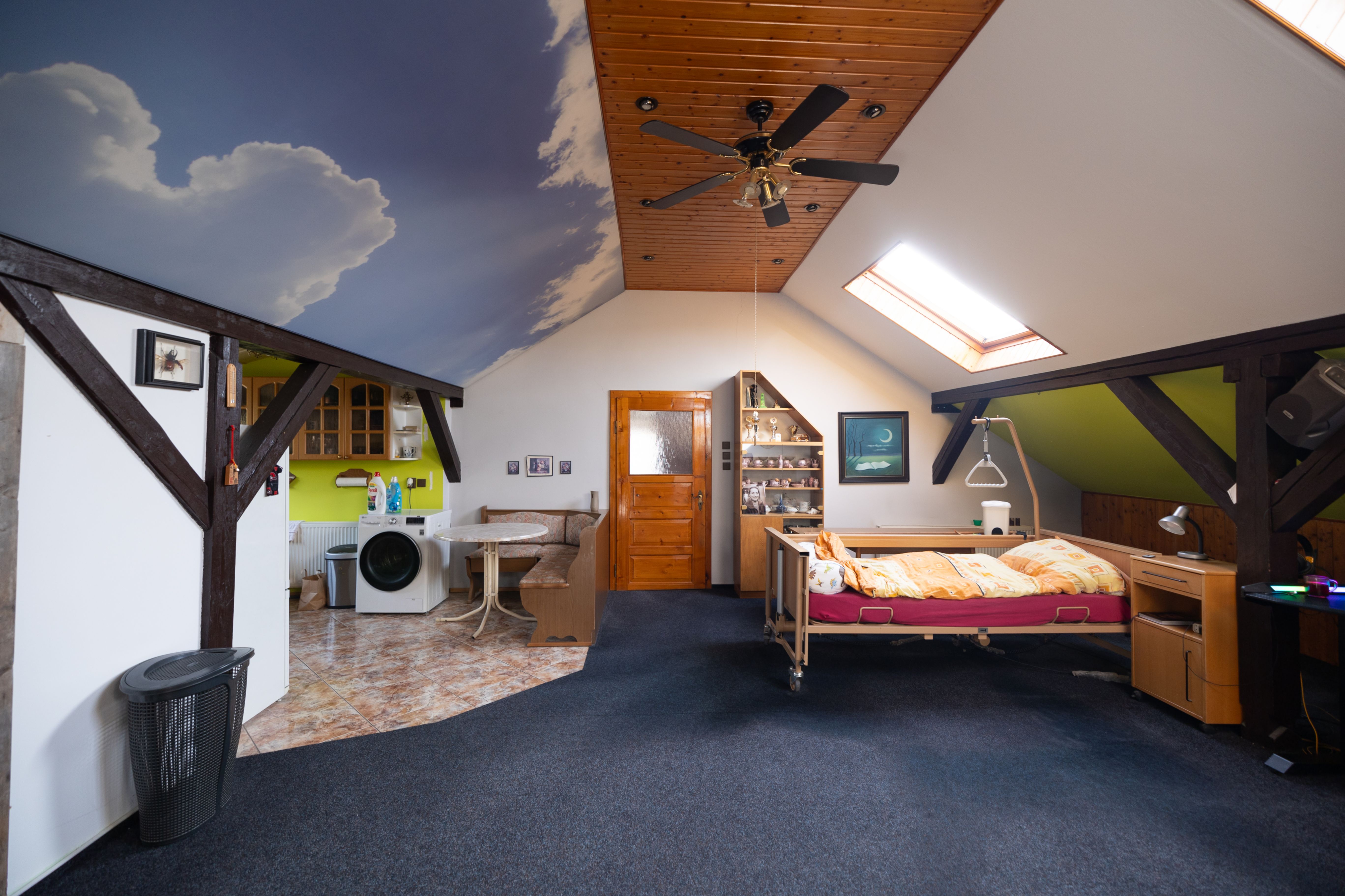 Hledáte rodinný dům s obrovským potenciálem? 🏡 Tento jedinečný dům ve Vejprtech kombinuje historii, moderní technologie a možnosti podnikání – ideální pro investici, vícegenerační bydlení i vlastní projekty.