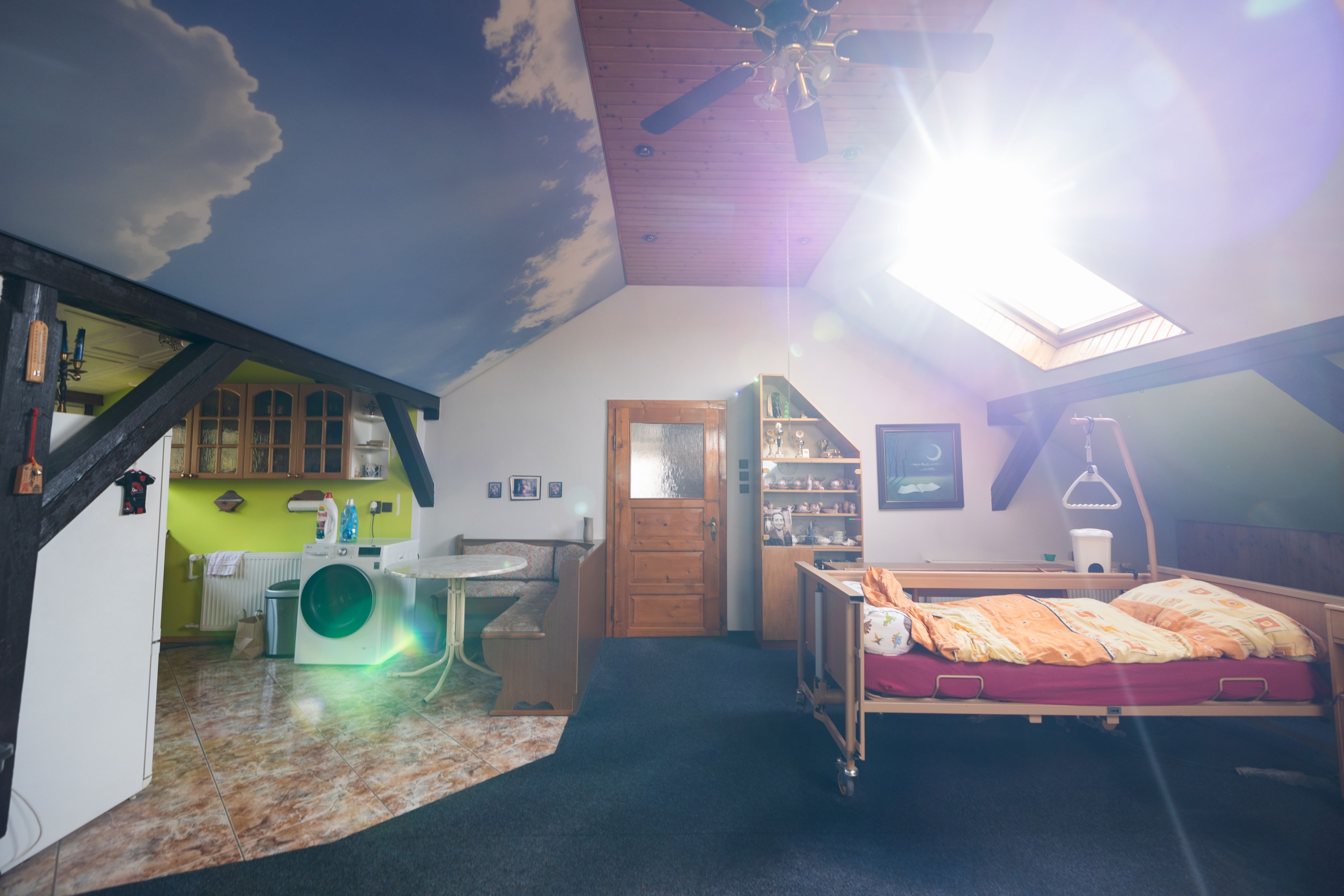 Hledáte rodinný dům s obrovským potenciálem? 🏡 Tento jedinečný dům ve Vejprtech kombinuje historii, moderní technologie a možnosti podnikání – ideální pro investici, vícegenerační bydlení i vlastní projekty.