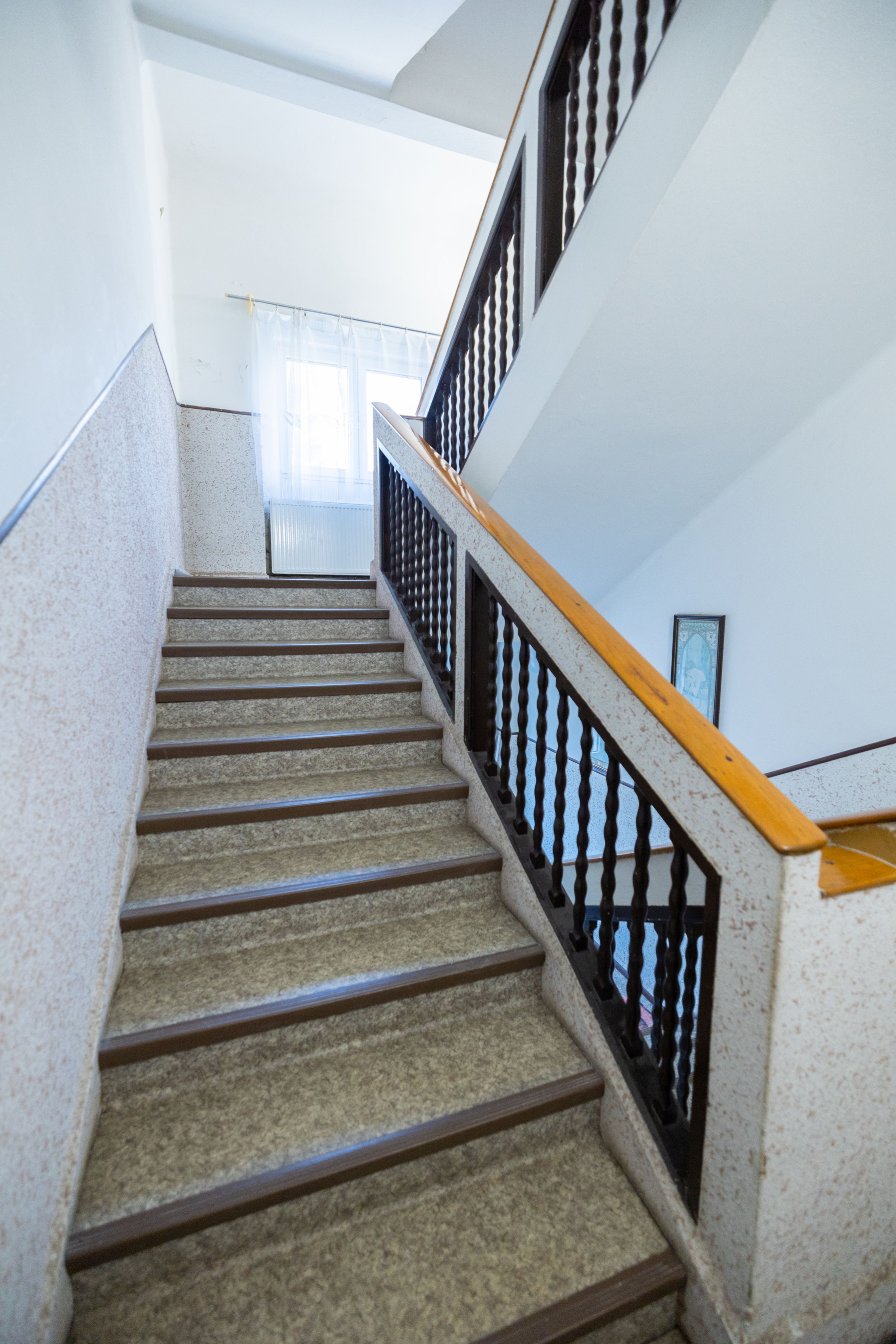 Hledáte rodinný dům s obrovským potenciálem? 🏡 Tento jedinečný dům ve Vejprtech kombinuje historii, moderní technologie a možnosti podnikání – ideální pro investici, vícegenerační bydlení i vlastní projekty.