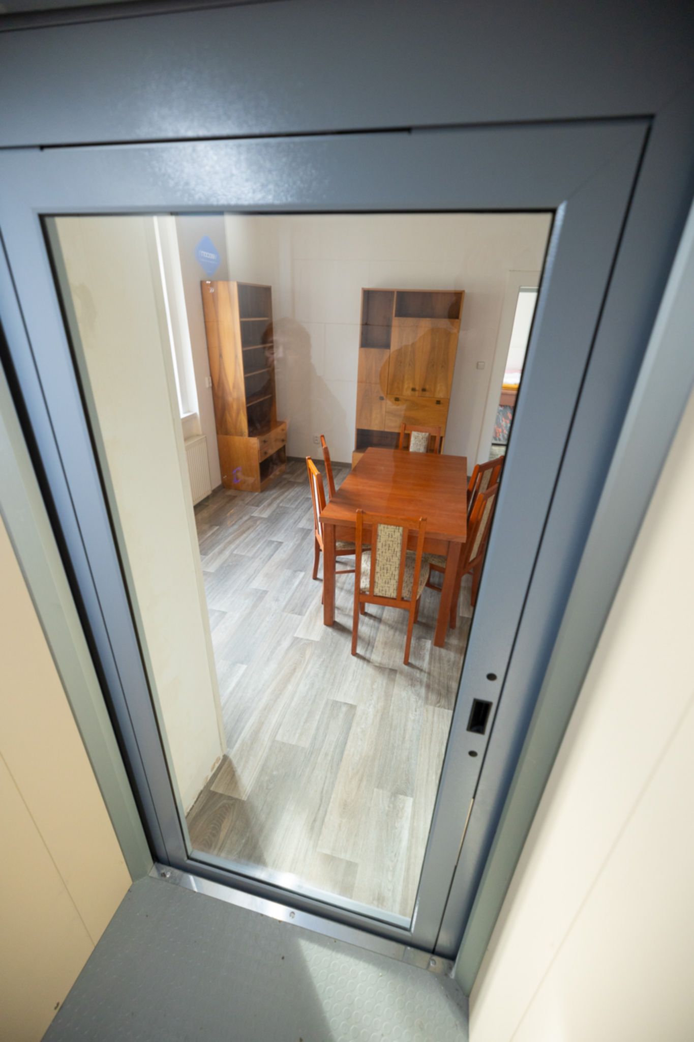 Hledáte rodinný dům s obrovským potenciálem? 🏡 Tento jedinečný dům ve Vejprtech kombinuje historii, moderní technologie a možnosti podnikání – ideální pro investici, vícegenerační bydlení i vlastní projekty.