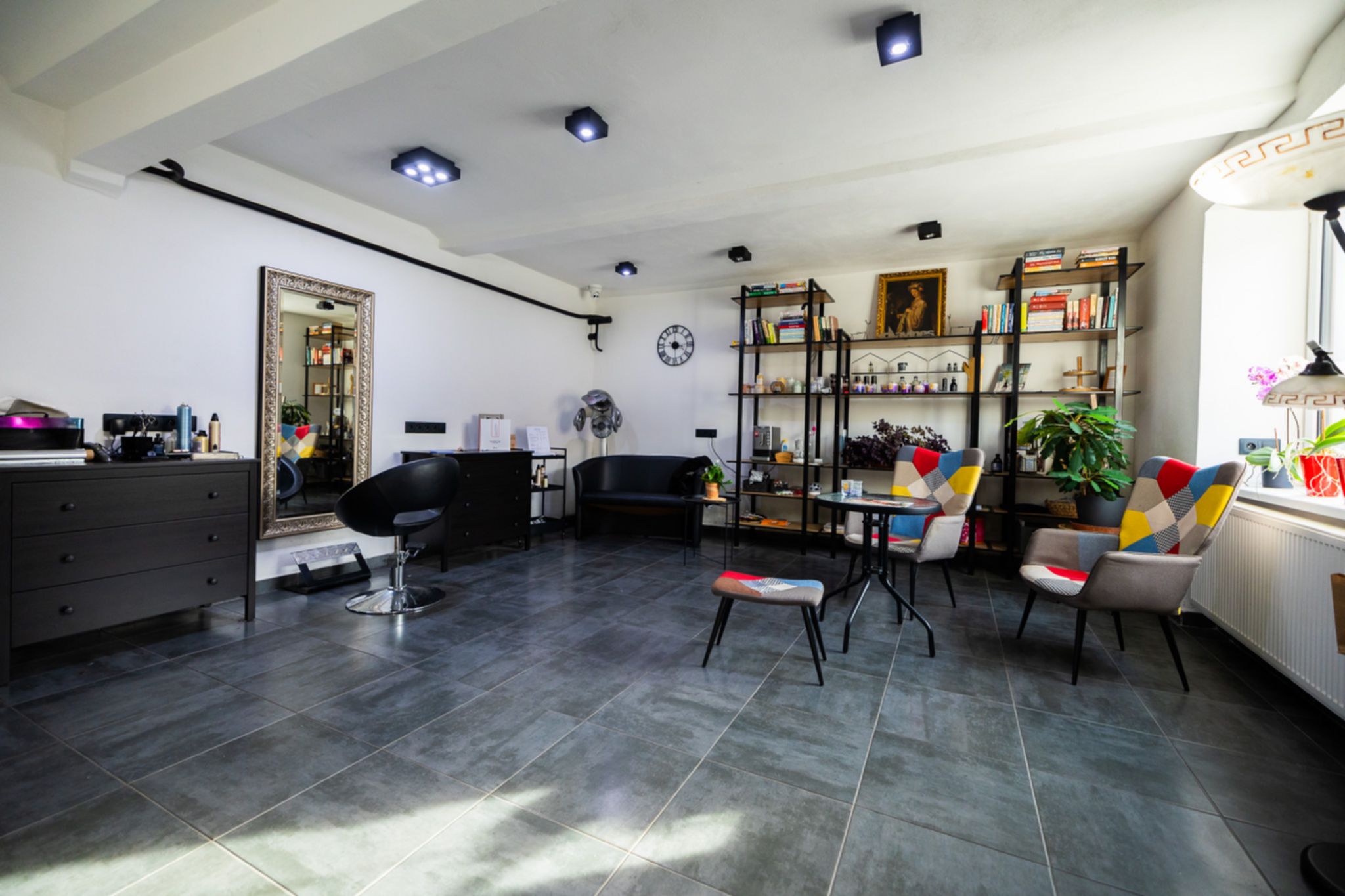 Hledáte rodinný dům s obrovským potenciálem? 🏡 Tento jedinečný dům ve Vejprtech kombinuje historii, moderní technologie a možnosti podnikání – ideální pro investici, vícegenerační bydlení i vlastní projekty.