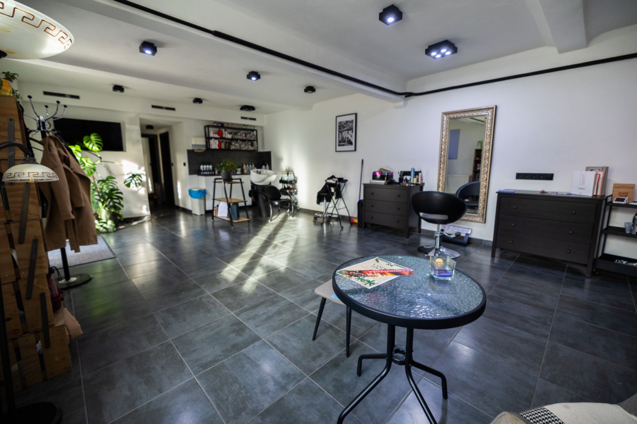 Hledáte rodinný dům s obrovským potenciálem? 🏡 Tento jedinečný dům ve Vejprtech kombinuje historii, moderní technologie a možnosti podnikání – ideální pro investici, vícegenerační bydlení i vlastní projekty.