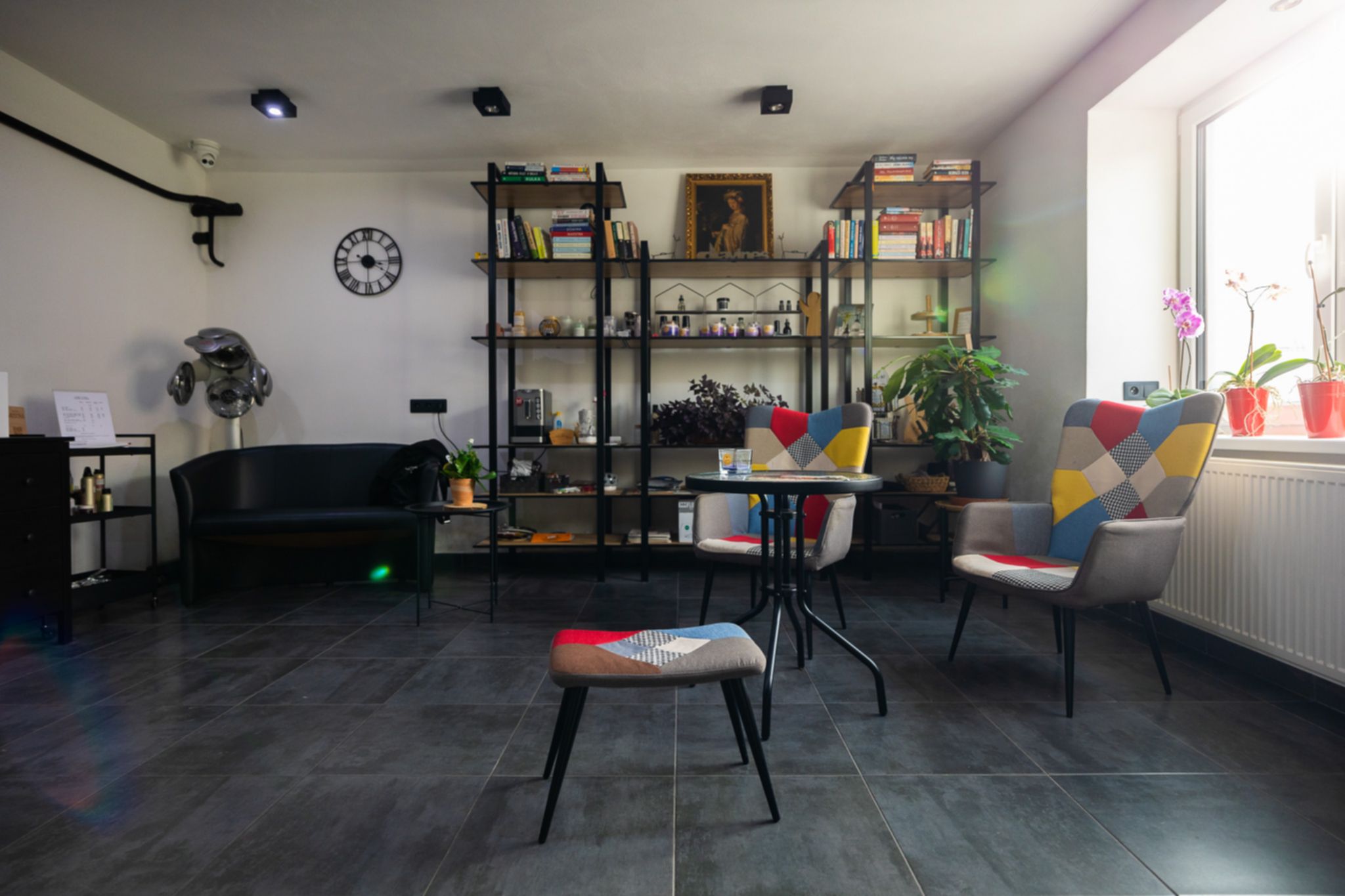 Hledáte rodinný dům s obrovským potenciálem? 🏡 Tento jedinečný dům ve Vejprtech kombinuje historii, moderní technologie a možnosti podnikání – ideální pro investici, vícegenerační bydlení i vlastní projekty.