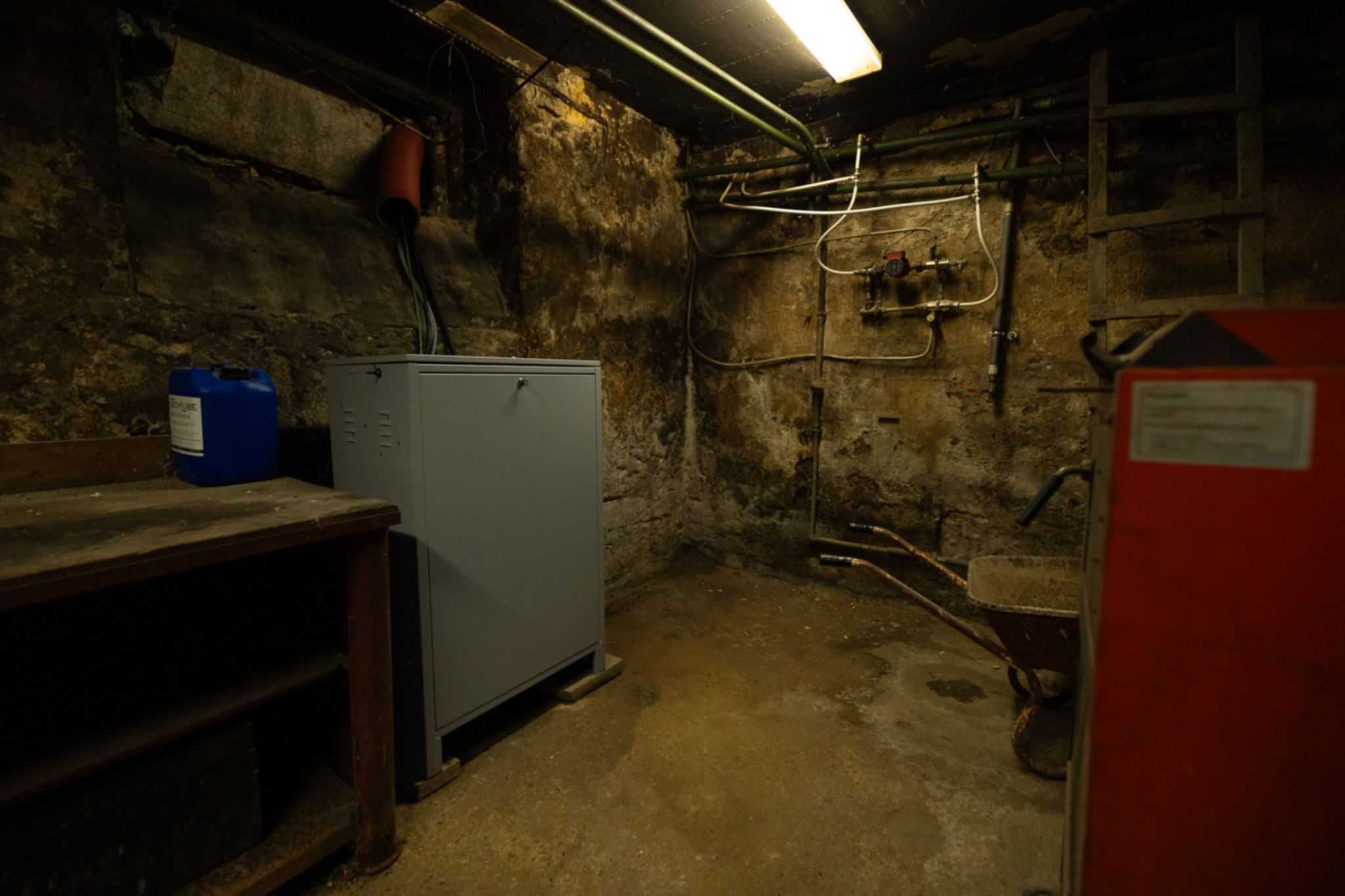 Hledáte rodinný dům s obrovským potenciálem? 🏡 Tento jedinečný dům ve Vejprtech kombinuje historii, moderní technologie a možnosti podnikání – ideální pro investici, vícegenerační bydlení i vlastní projekty.