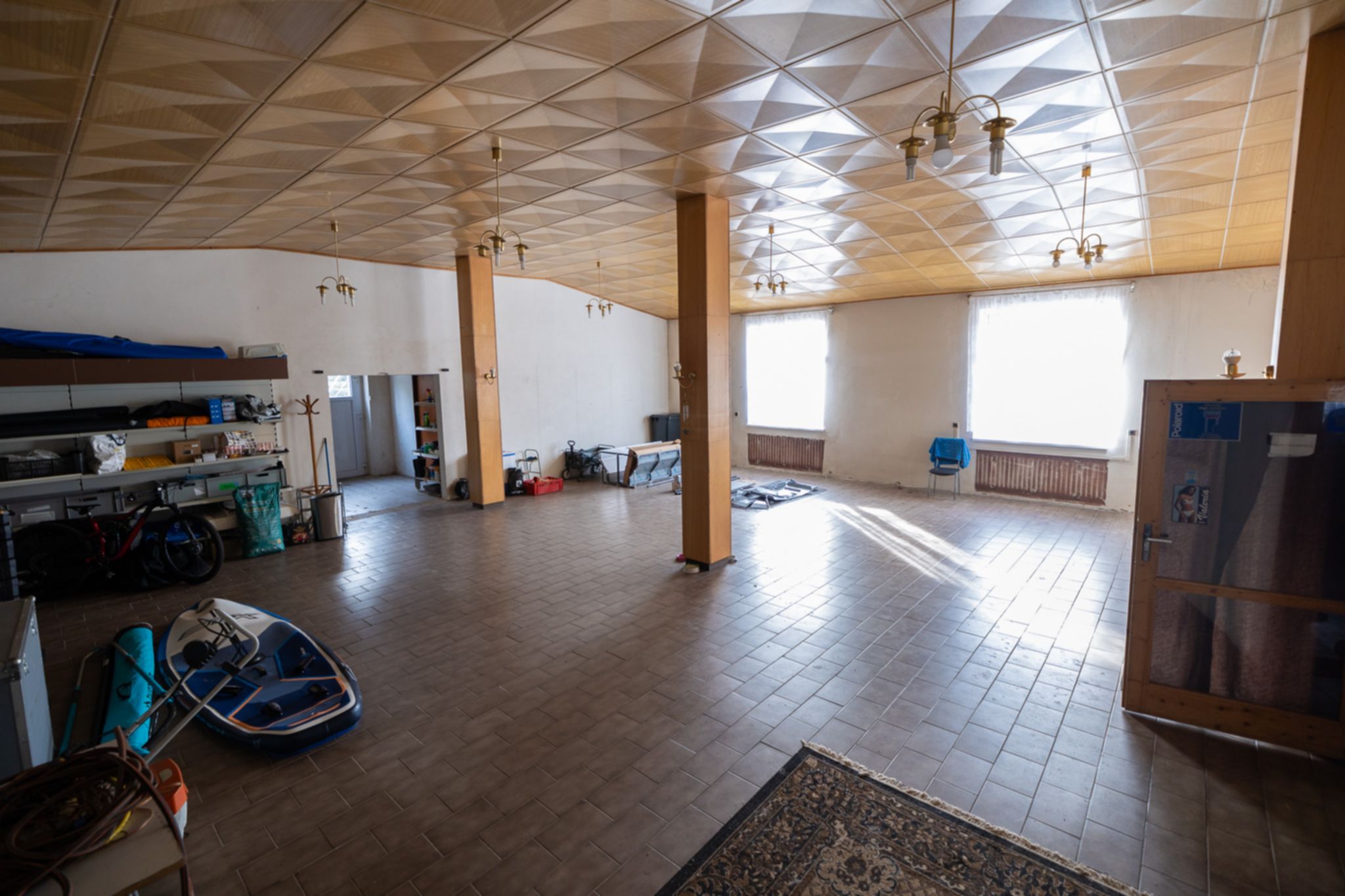 Hledáte rodinný dům s obrovským potenciálem? 🏡 Tento jedinečný dům ve Vejprtech kombinuje historii, moderní technologie a možnosti podnikání – ideální pro investici, vícegenerační bydlení i vlastní projekty.