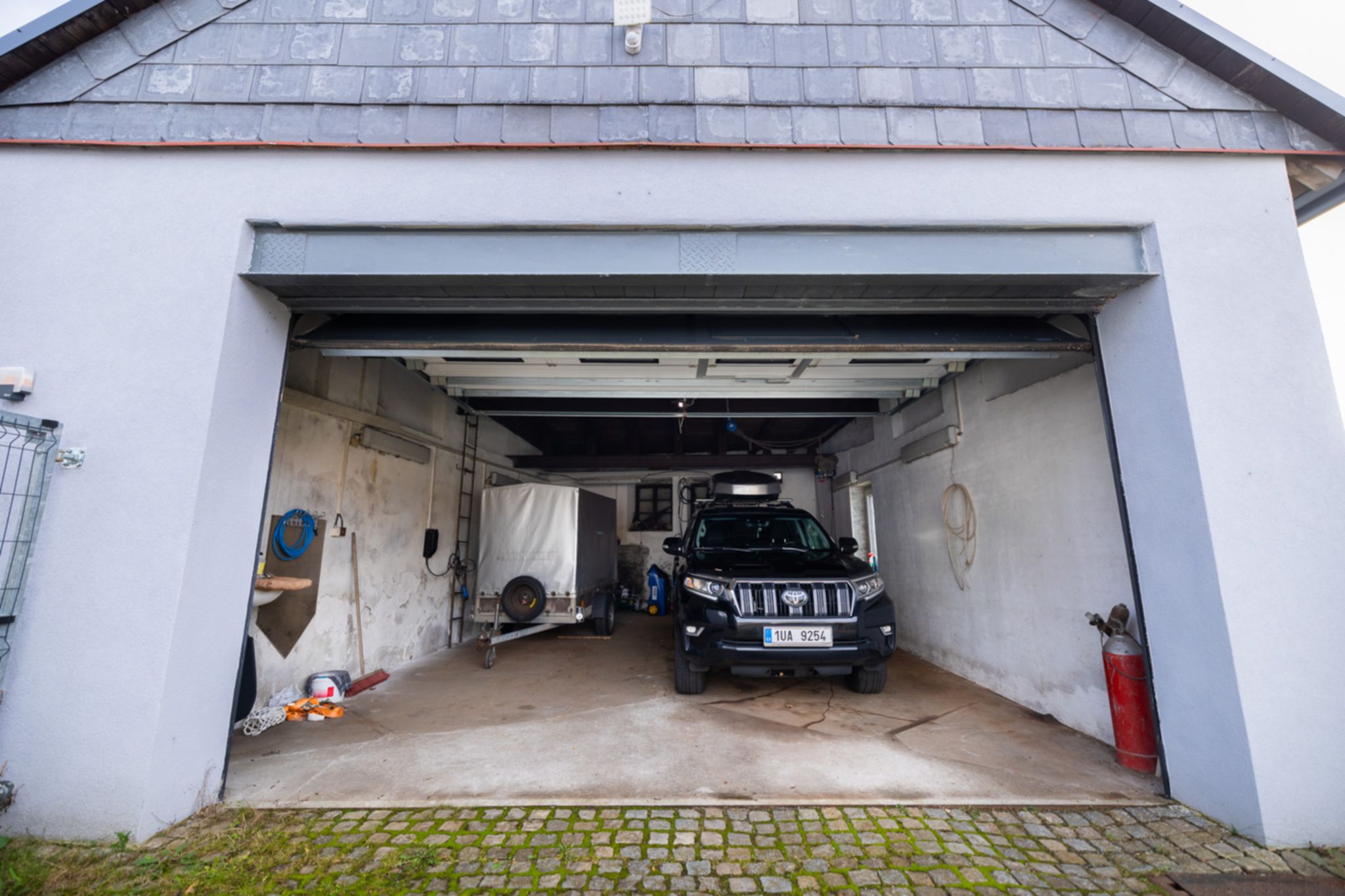 Hledáte rodinný dům s obrovským potenciálem? 🏡 Tento jedinečný dům ve Vejprtech kombinuje historii, moderní technologie a možnosti podnikání – ideální pro investici, vícegenerační bydlení i vlastní projekty.