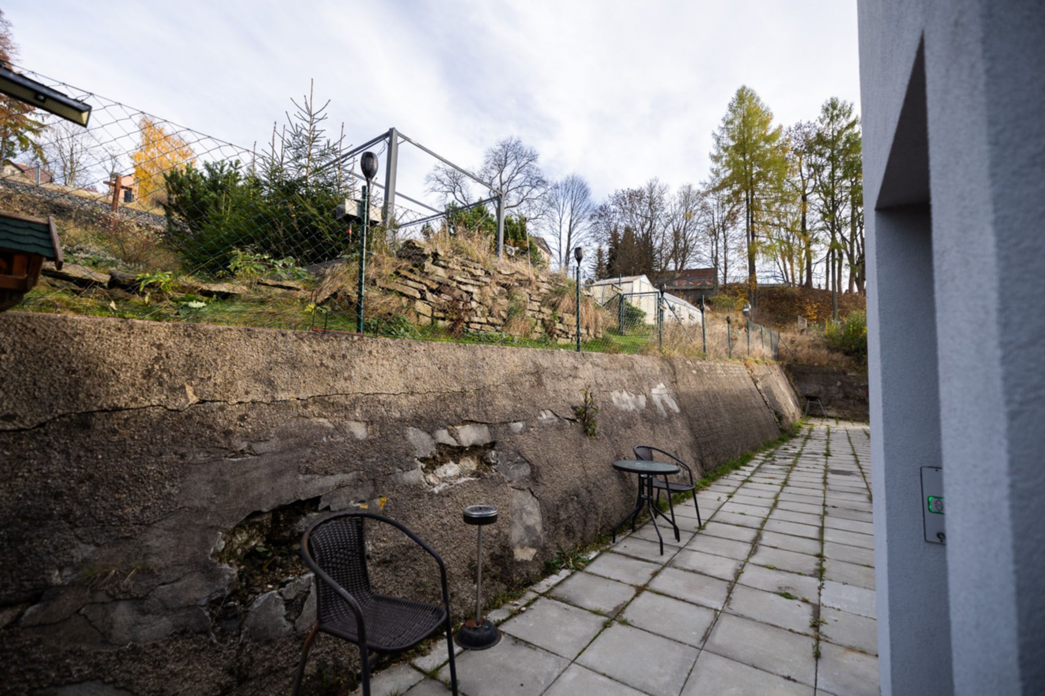 Hledáte rodinný dům s obrovským potenciálem? 🏡 Tento jedinečný dům ve Vejprtech kombinuje historii, moderní technologie a možnosti podnikání – ideální pro investici, vícegenerační bydlení i vlastní projekty.