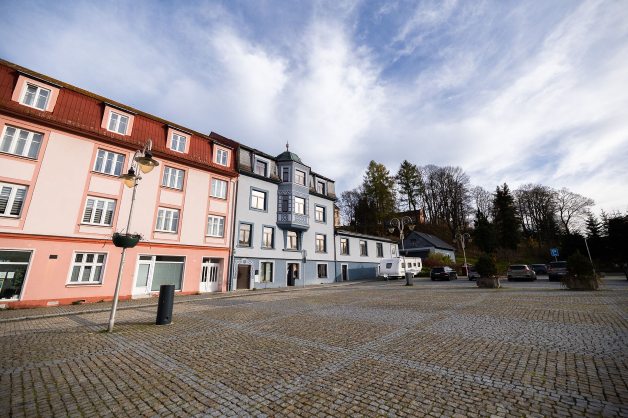 Hledáte rodinný dům s obrovským potenciálem? 🏡 Tento jedinečný dům ve Vejprtech kombinuje historii, moderní technologie a možnosti podnikání – ideální pro investici, vícegenerační bydlení i vlastní projekty.